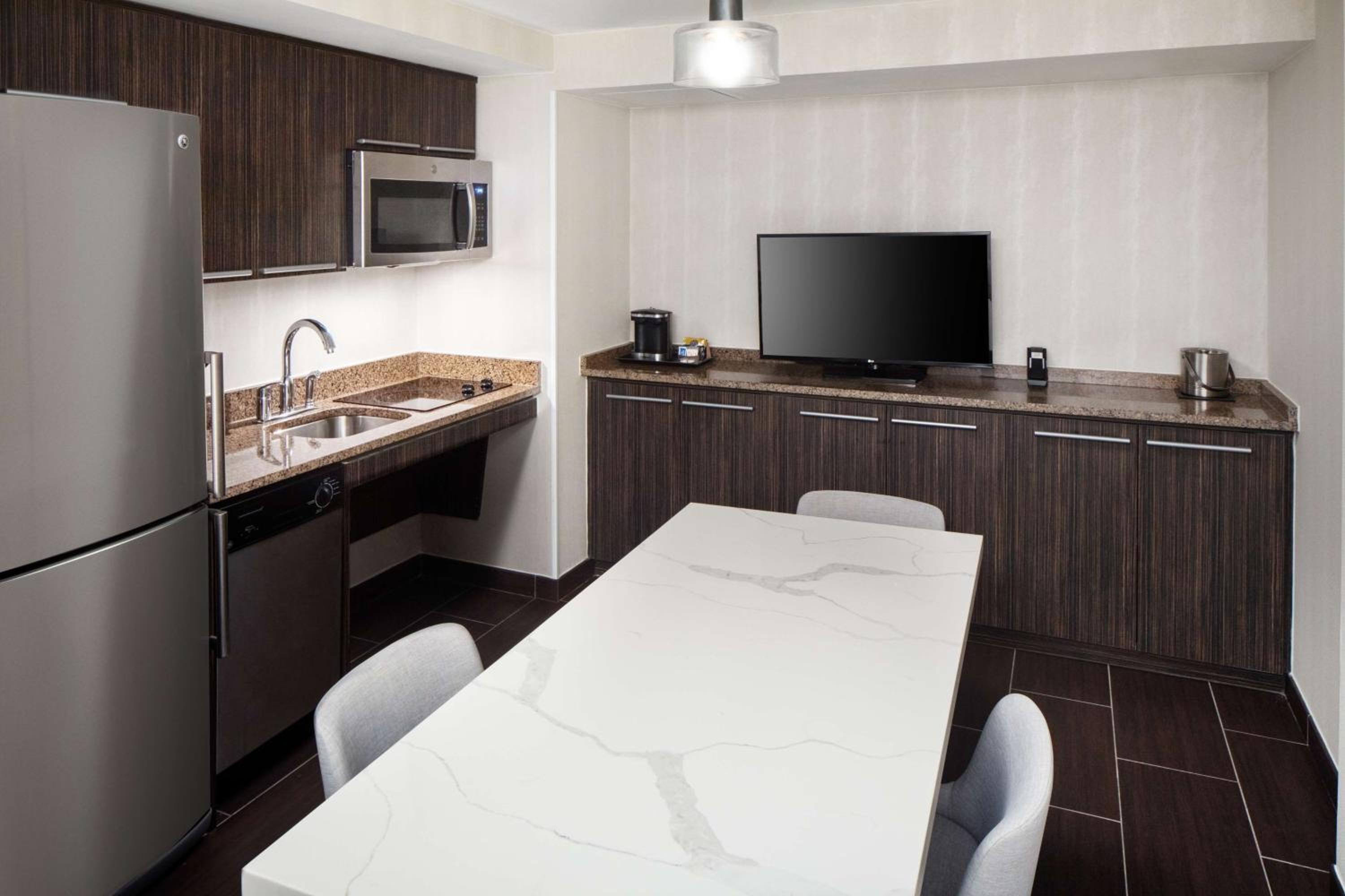 One-Bedroom Suite with Two Queen Beds and Kitchenette photo 2