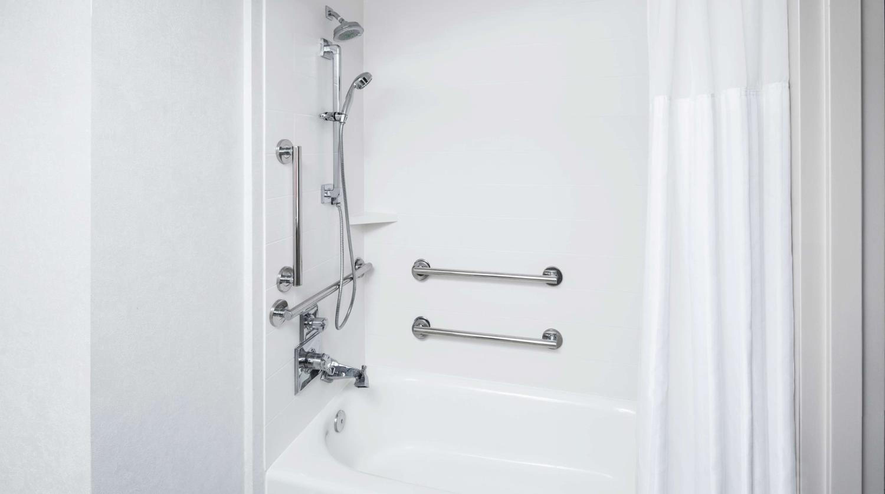 King Room with Tub - Disability Access - Photo 3