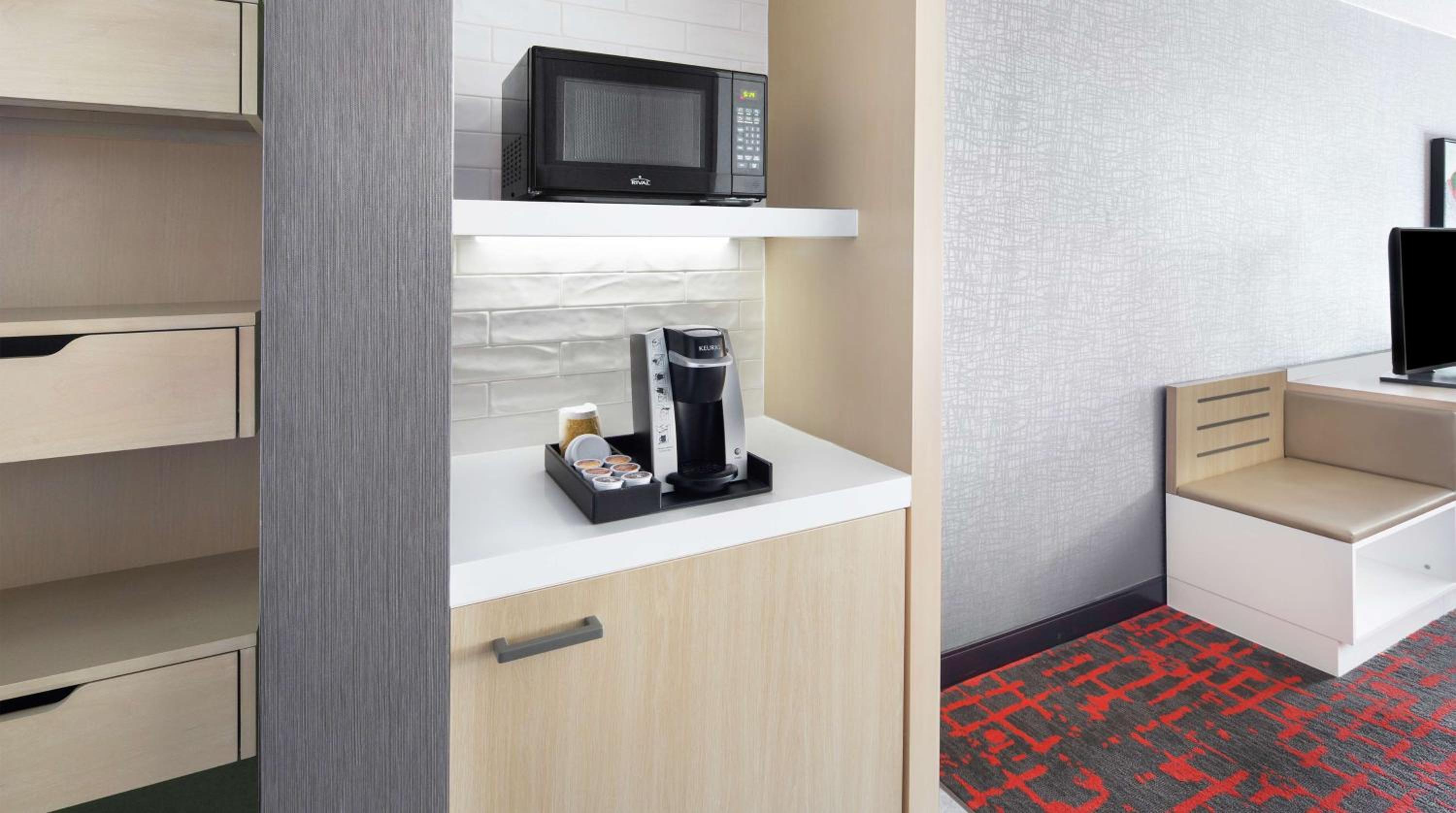 King Room with Microwave and Refrigerator - Photo 6