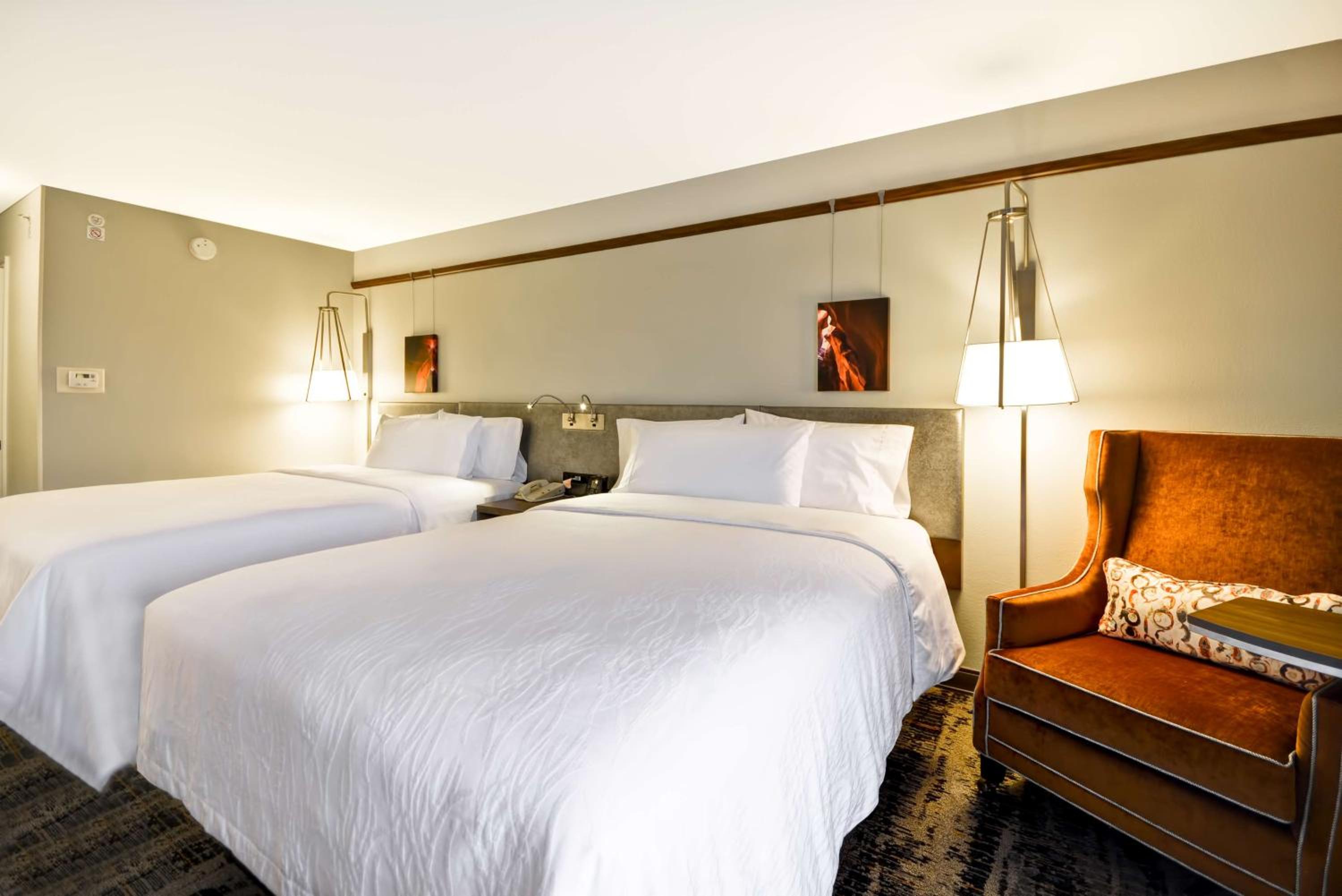 Queen Room with Two Queen Beds - Photo 3