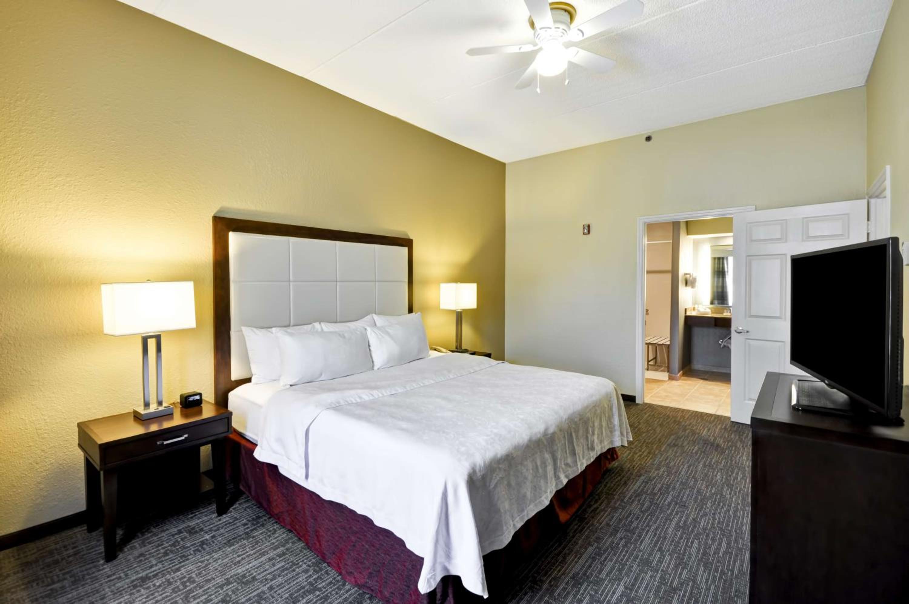 One-Bedroom King Suite - Non-Smoking - Photo 3