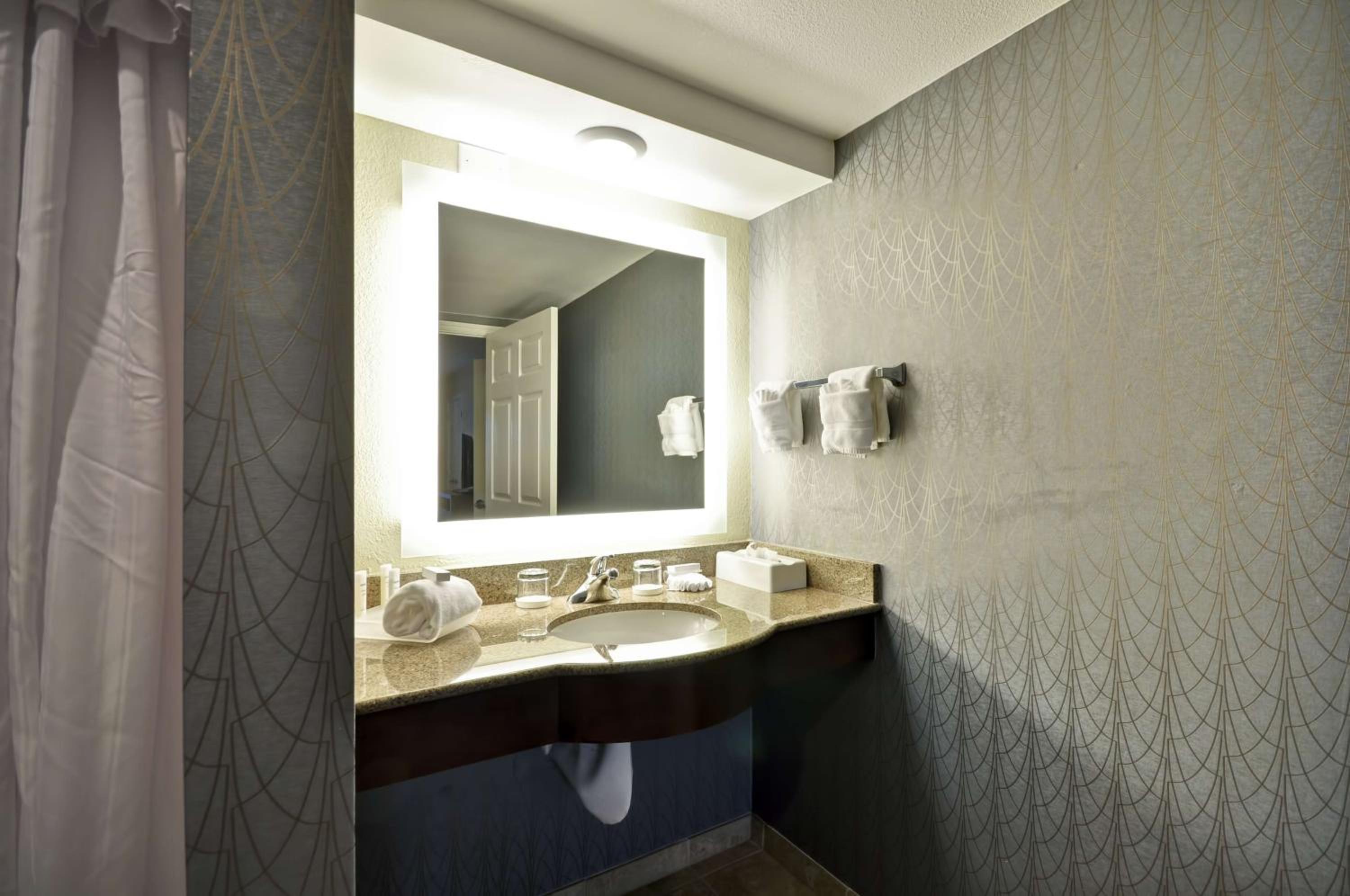 Two-Bedroom King Suite with Two Queen Beds and Two Baths - Non-Smoking - Photo 6
