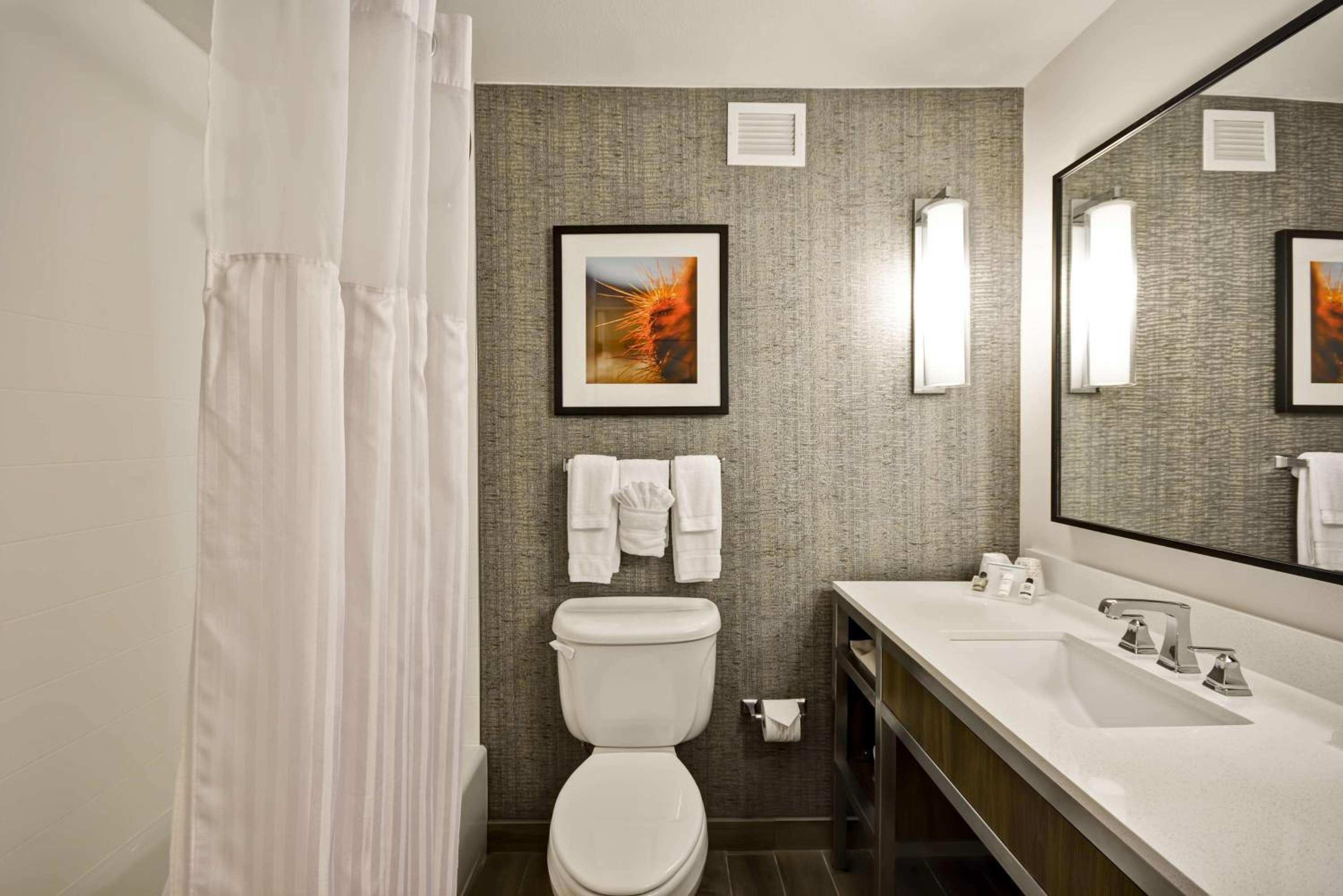 King Room - Non-Smoking - Photo 4