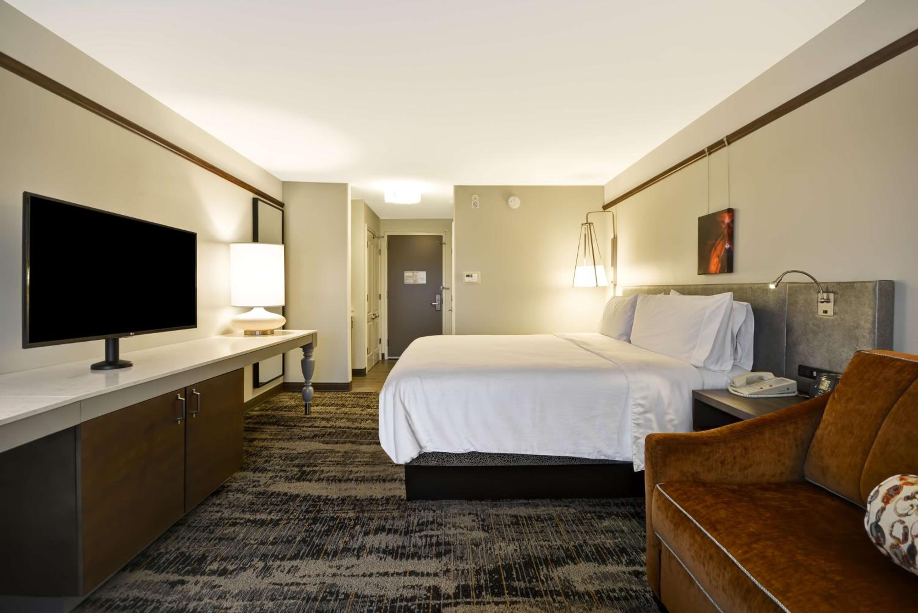 King Room - Non-Smoking - Photo 3