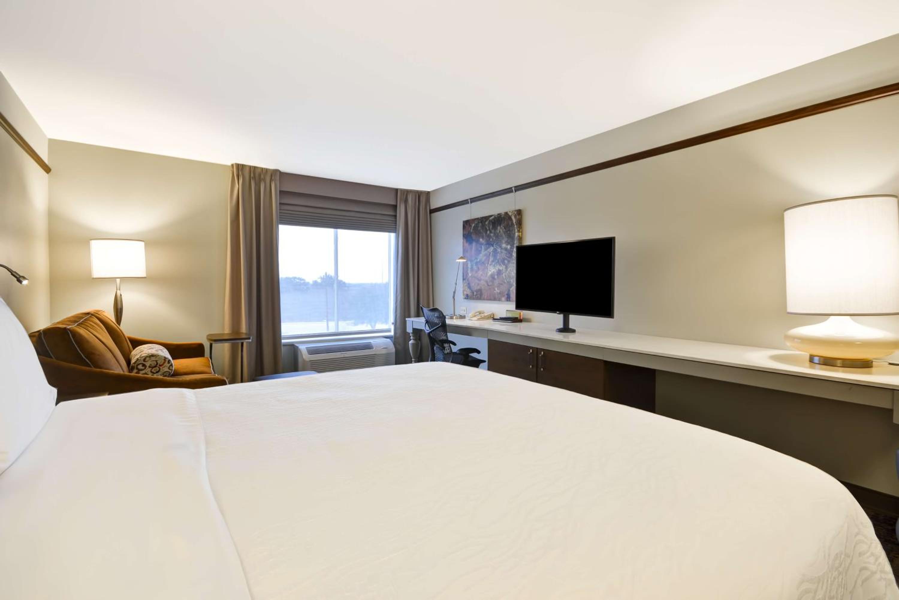 King Room - Non-Smoking - Photo 2