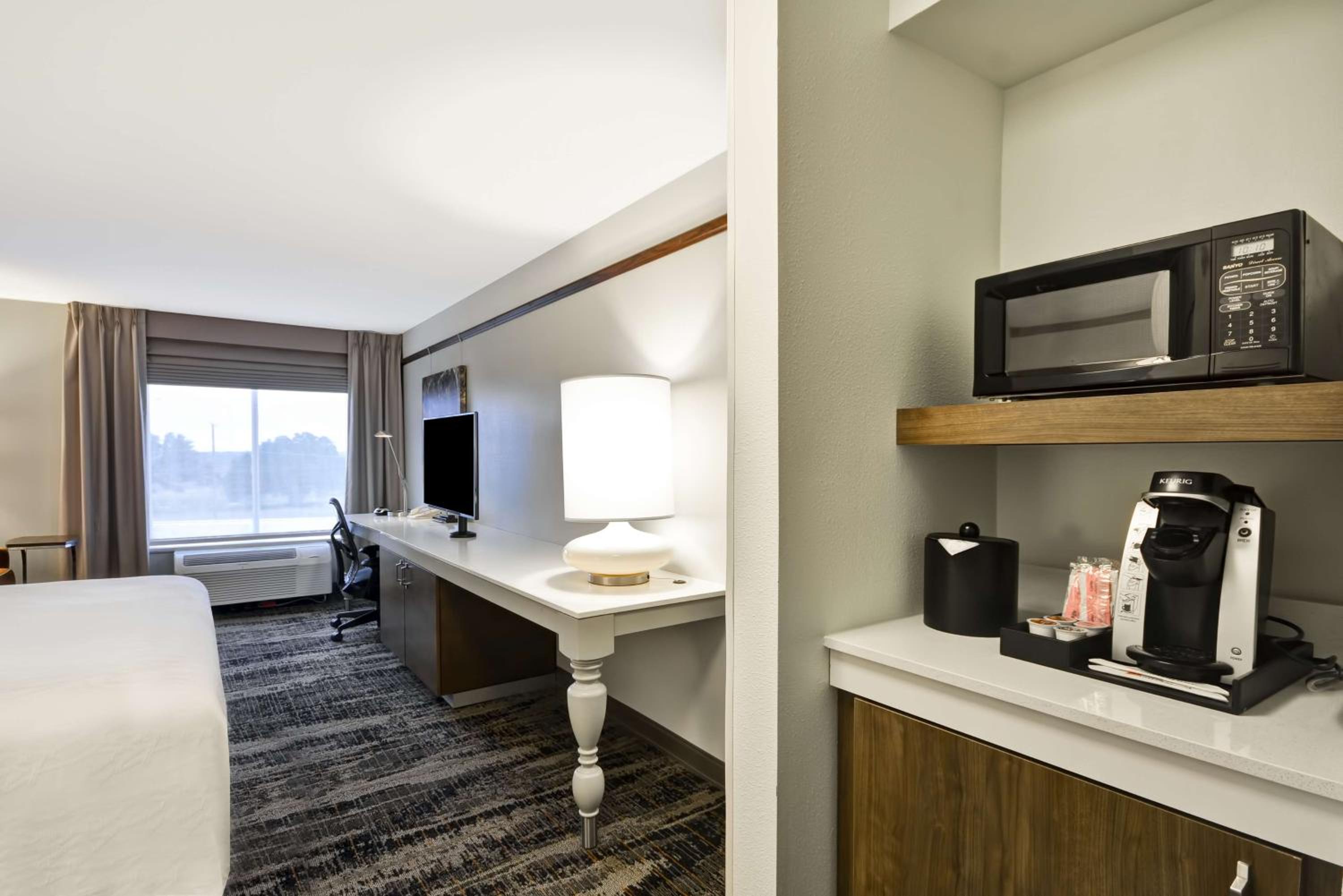 King Room - Non-Smoking - Photo 6
