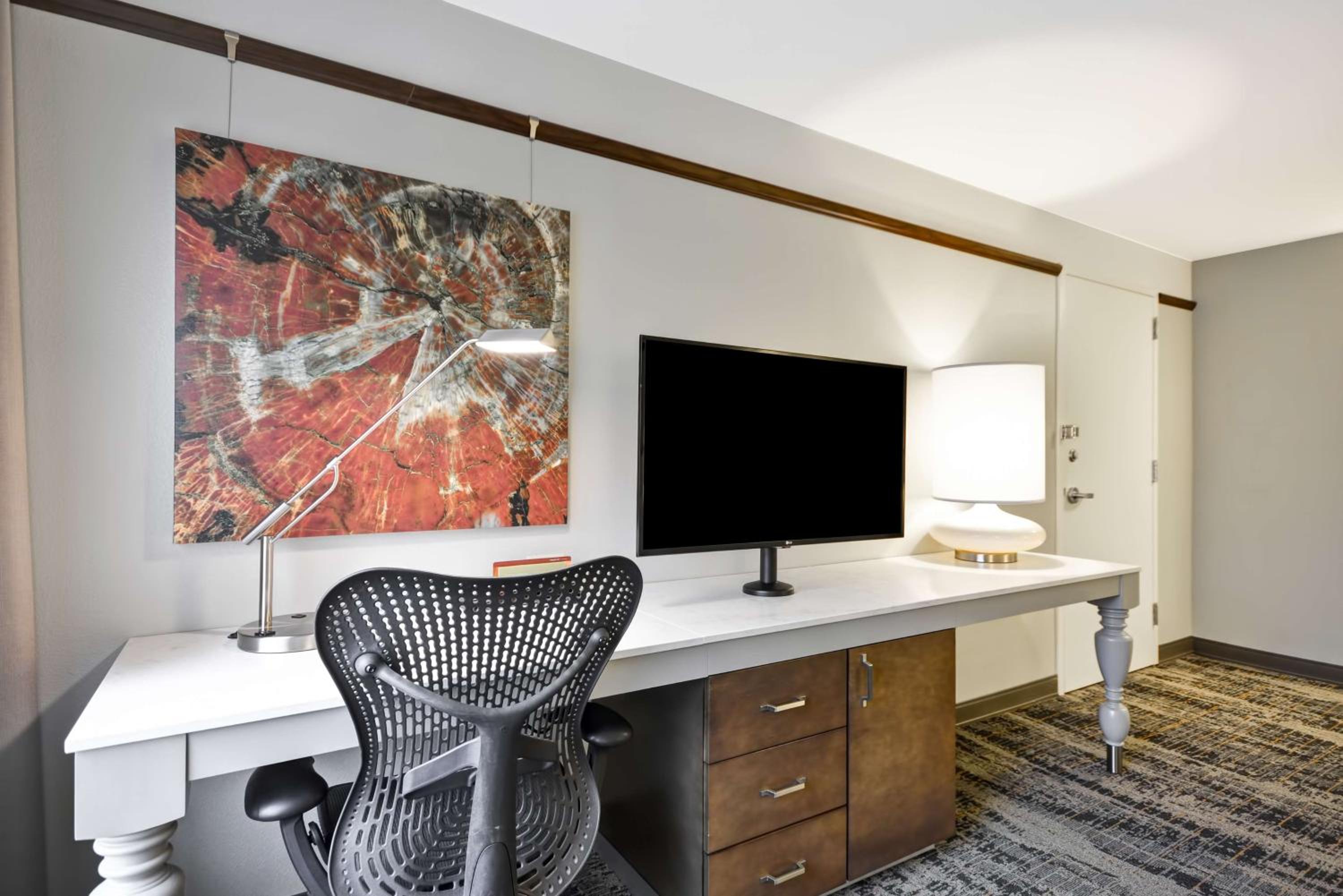 King Room with Sofa Bed - Hearing Accessible - Photo 4