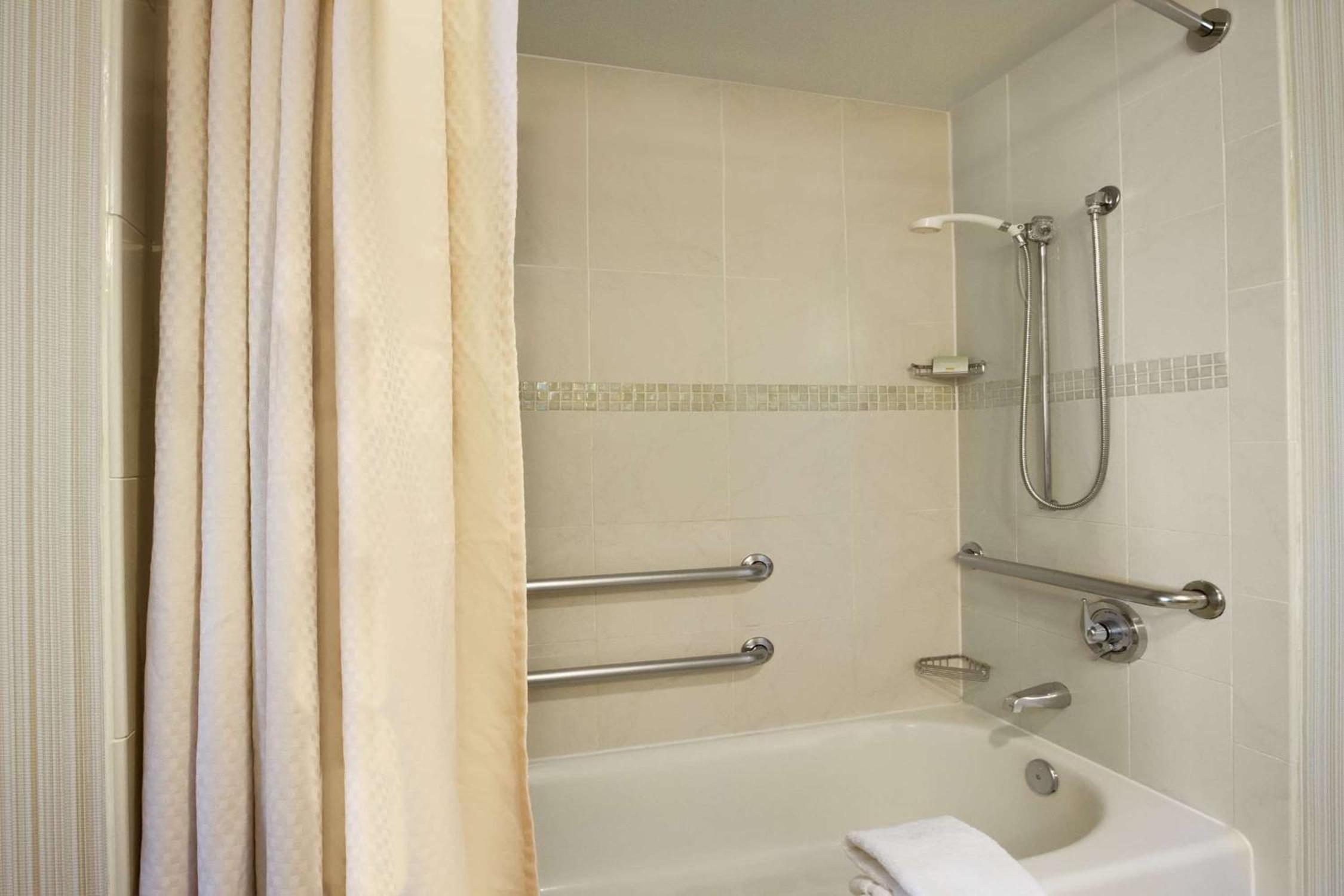 Suite with Two Double Beds - Mobility Access/Non-Smoking - Photo 4