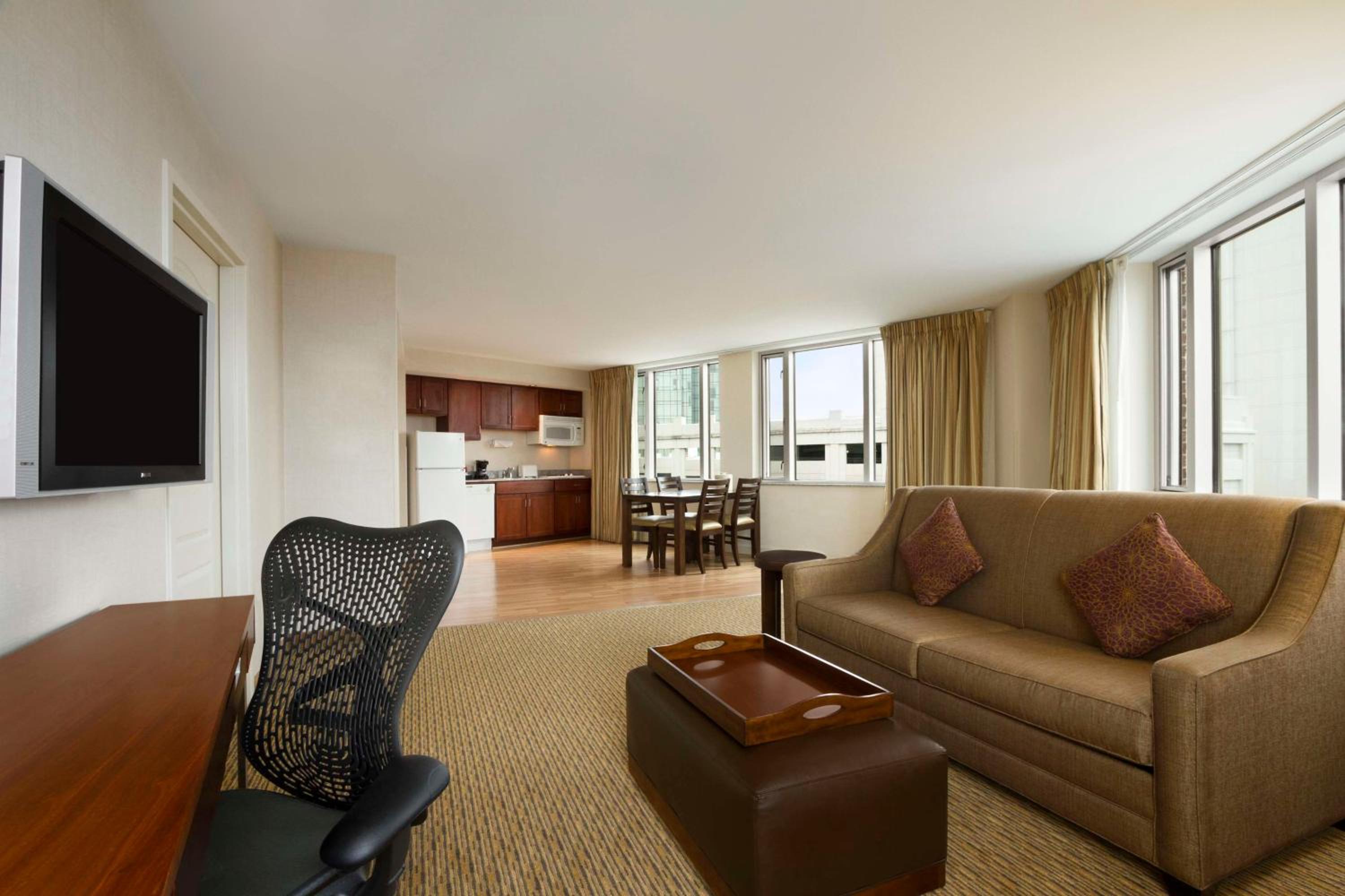 One-Bedroom King Suite with City View - Photo 3