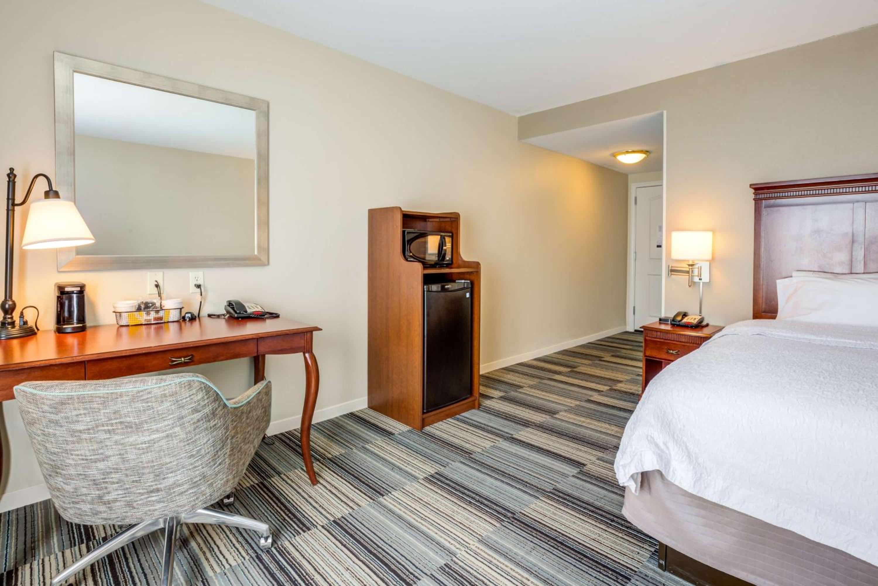 King Room with Shower - Non-Smoking - Photo 4
