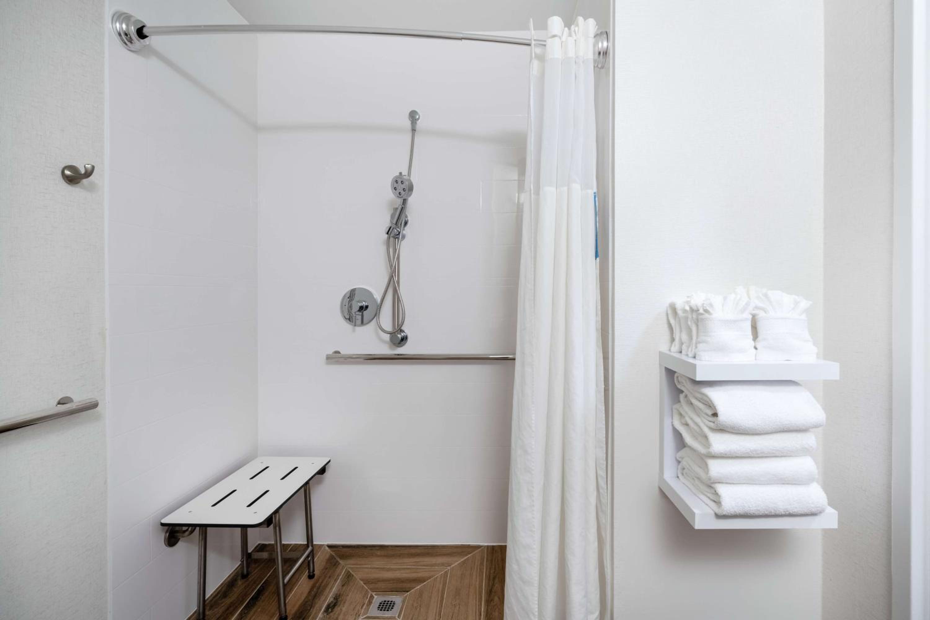 King Room with Roll-In Shower - Mobility Access/Non-Smoking
