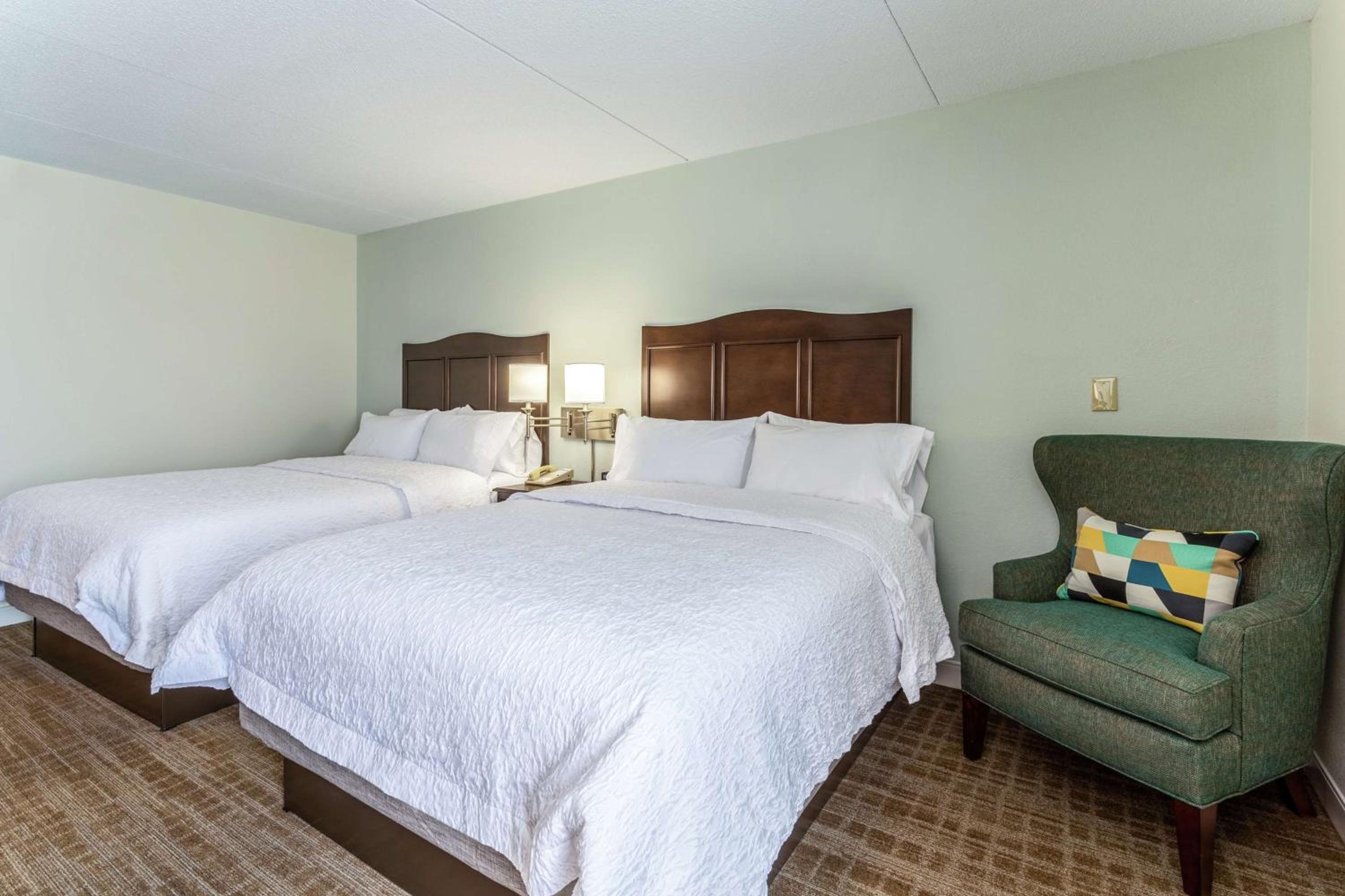 Queen Room with Two Queen Beds - Non-Smoking - Photo 4