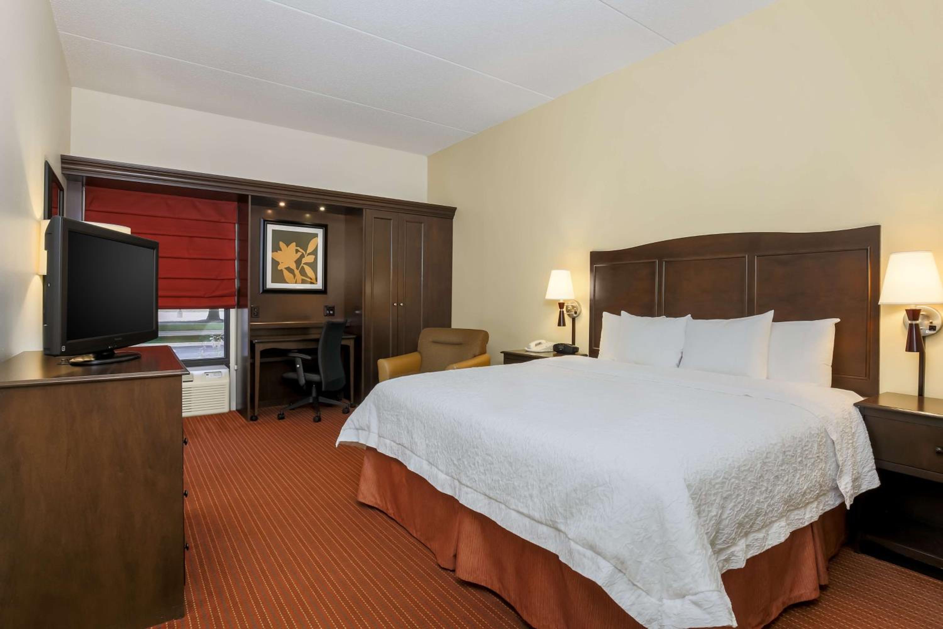 King Room with King Bed - Non-Smoking - Photo 1