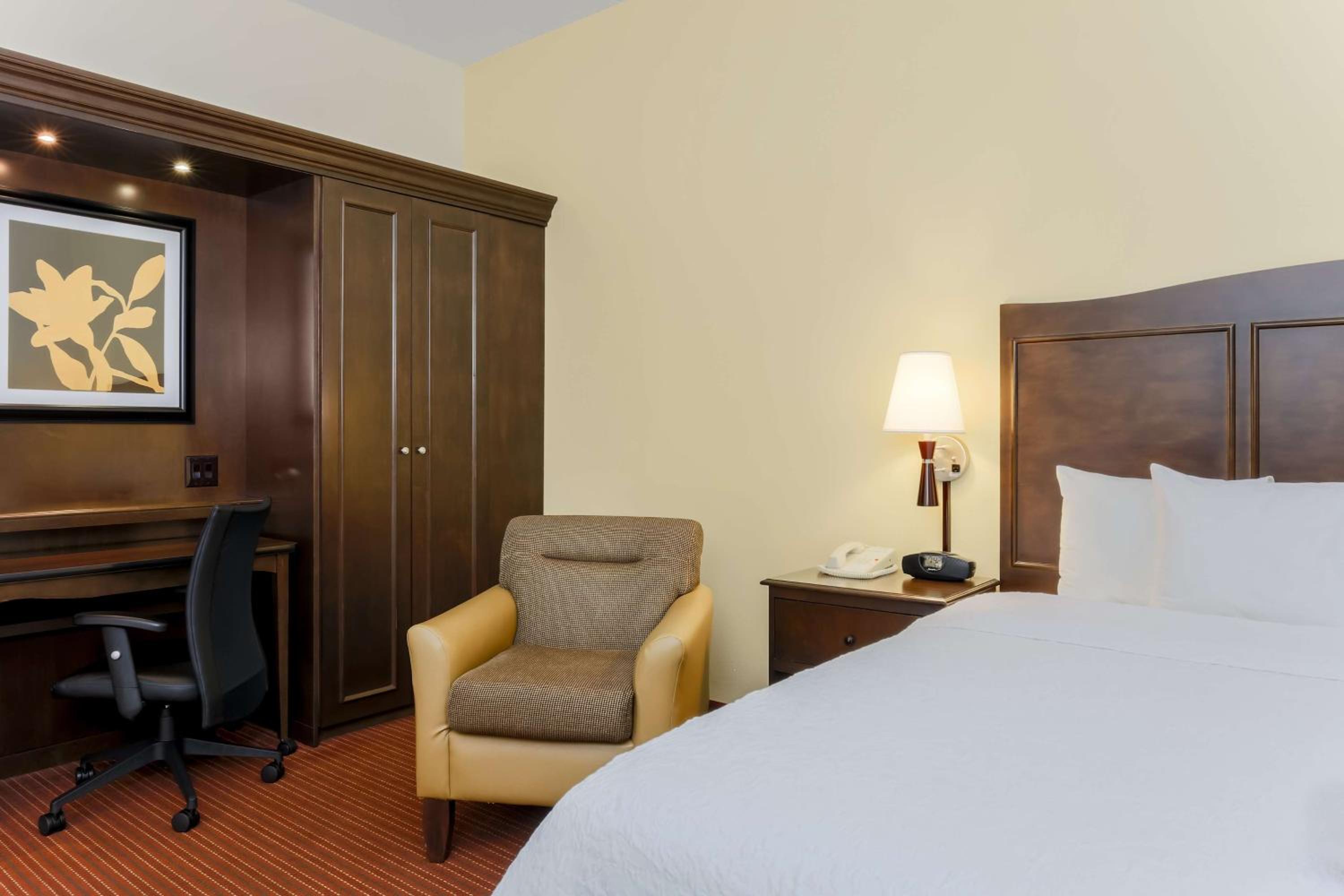 King Room with King Bed - Non-Smoking - Photo 3