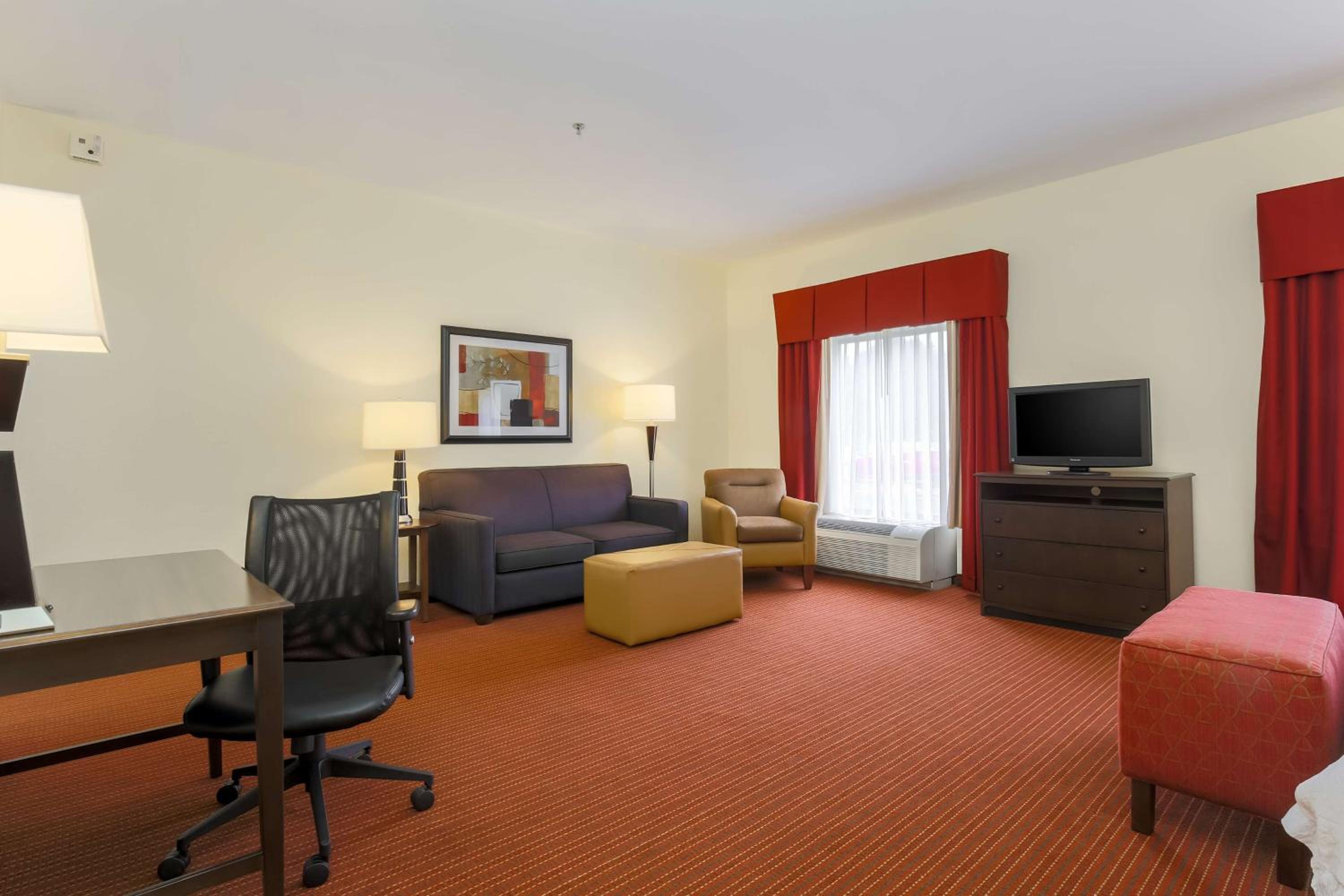 Deluxe King Room with Sofa Bed - Photo 5