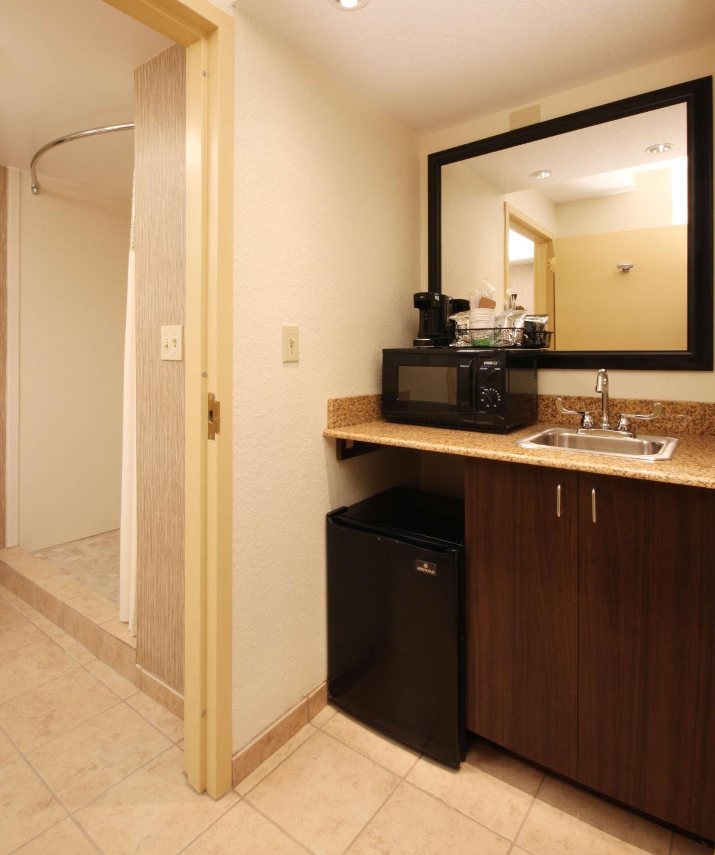 King Room with Sofa Bed and Spa Bath - Photo 3