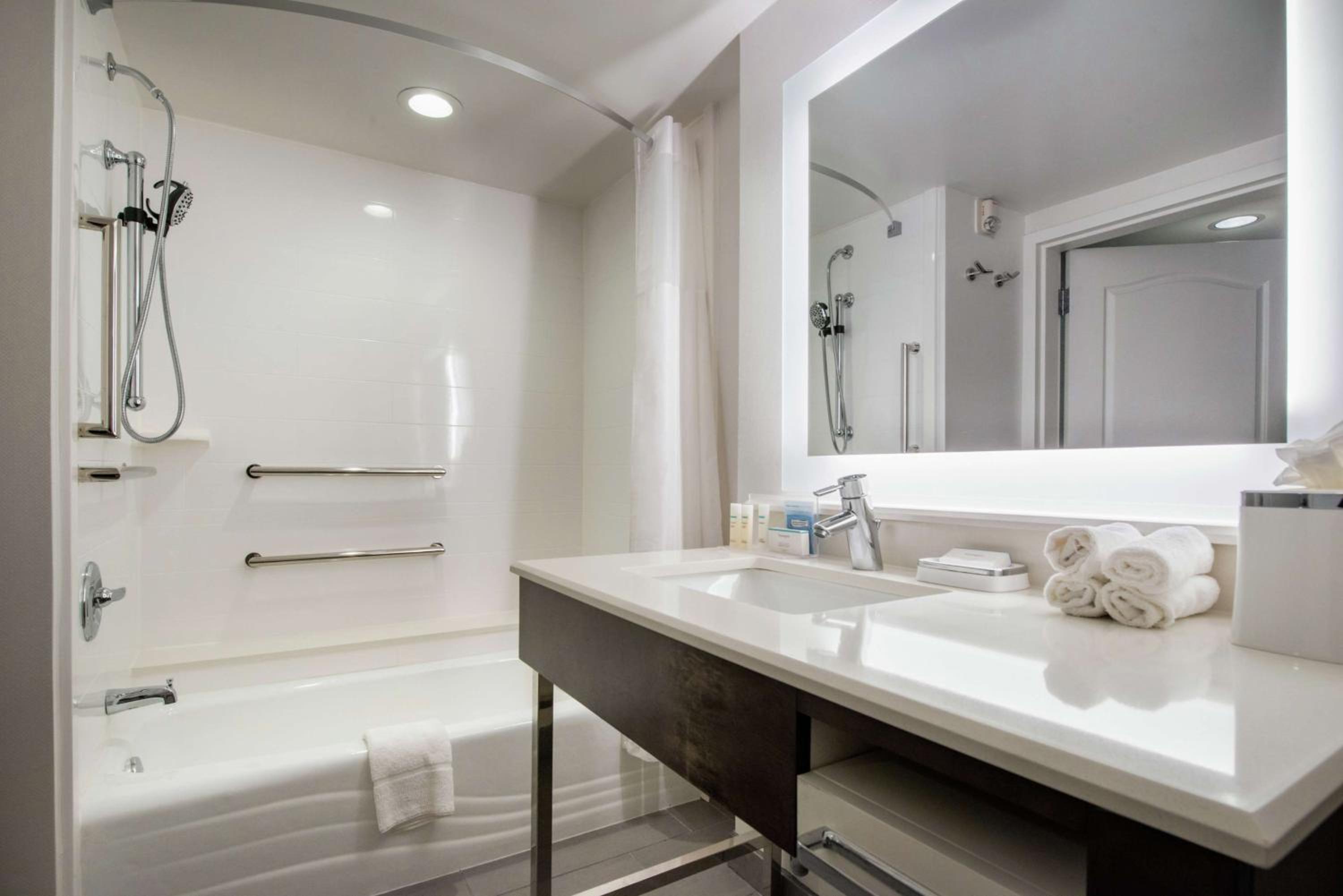 King Room with Accessible Tub - Mobility and Hearing Access/Non-Smoking - Photo 2