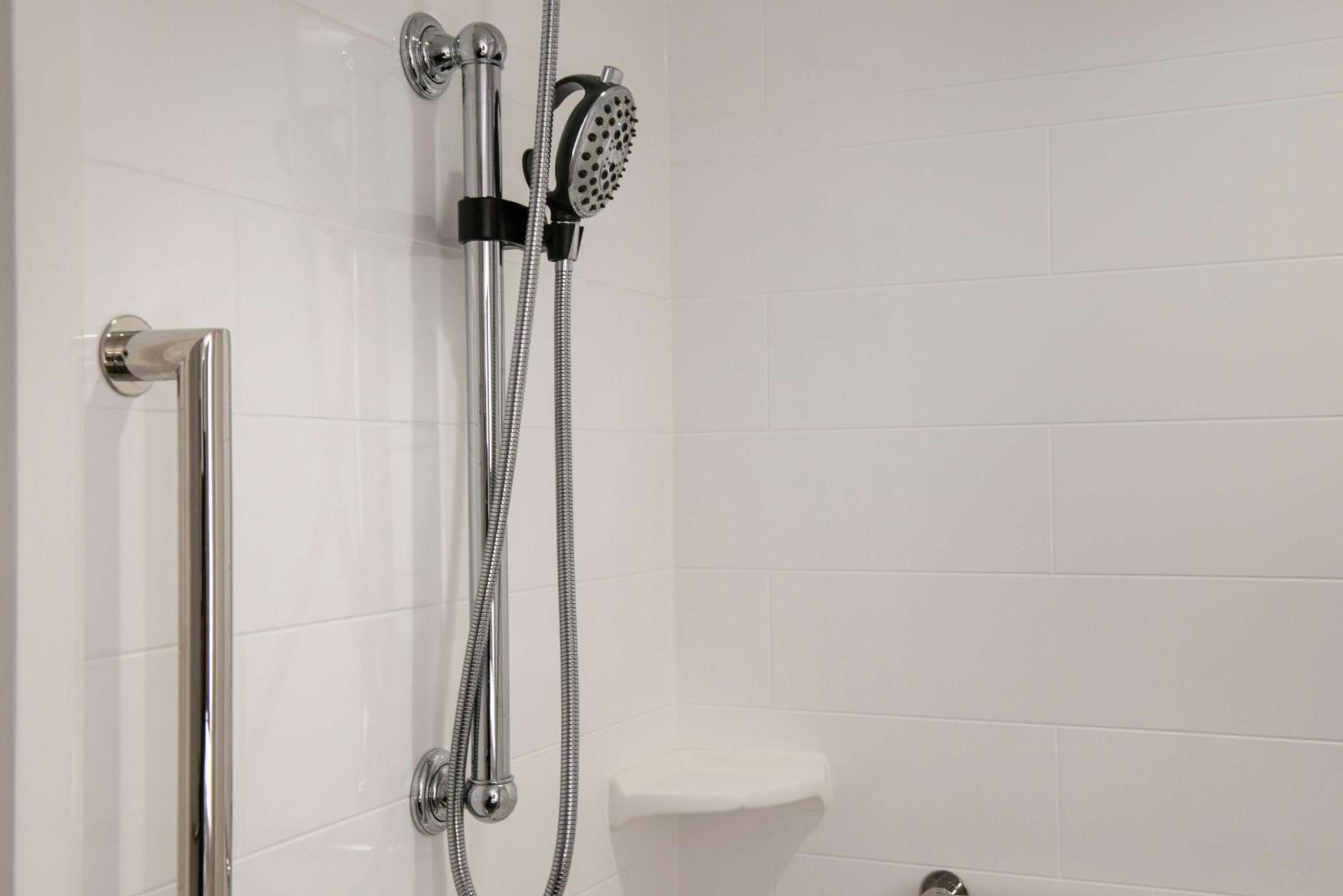 King Room with Accessible Tub - Mobility and Hearing Access/Non-Smoking - Photo 4