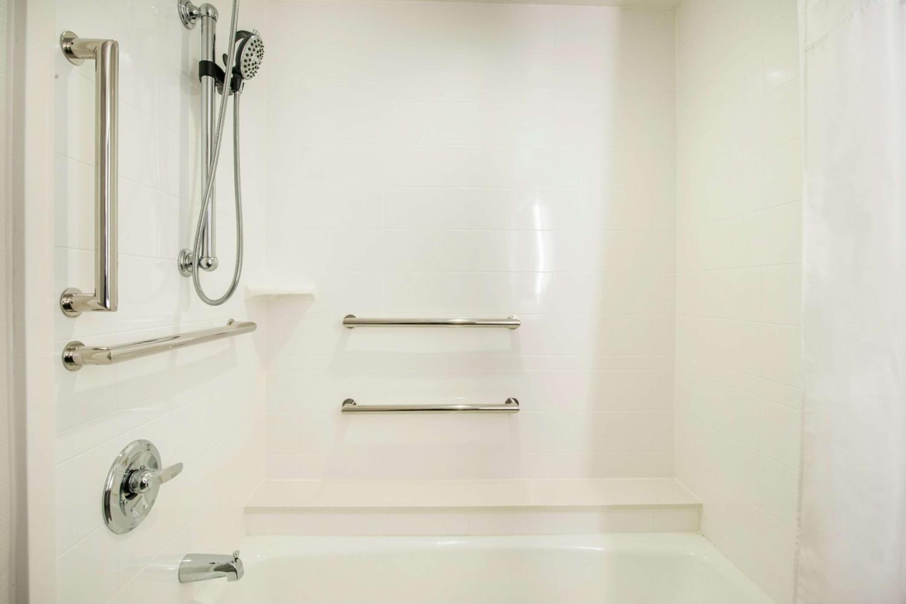 King Room with Accessible Tub - Mobility and Hearing Access/Non-Smoking - Photo 8