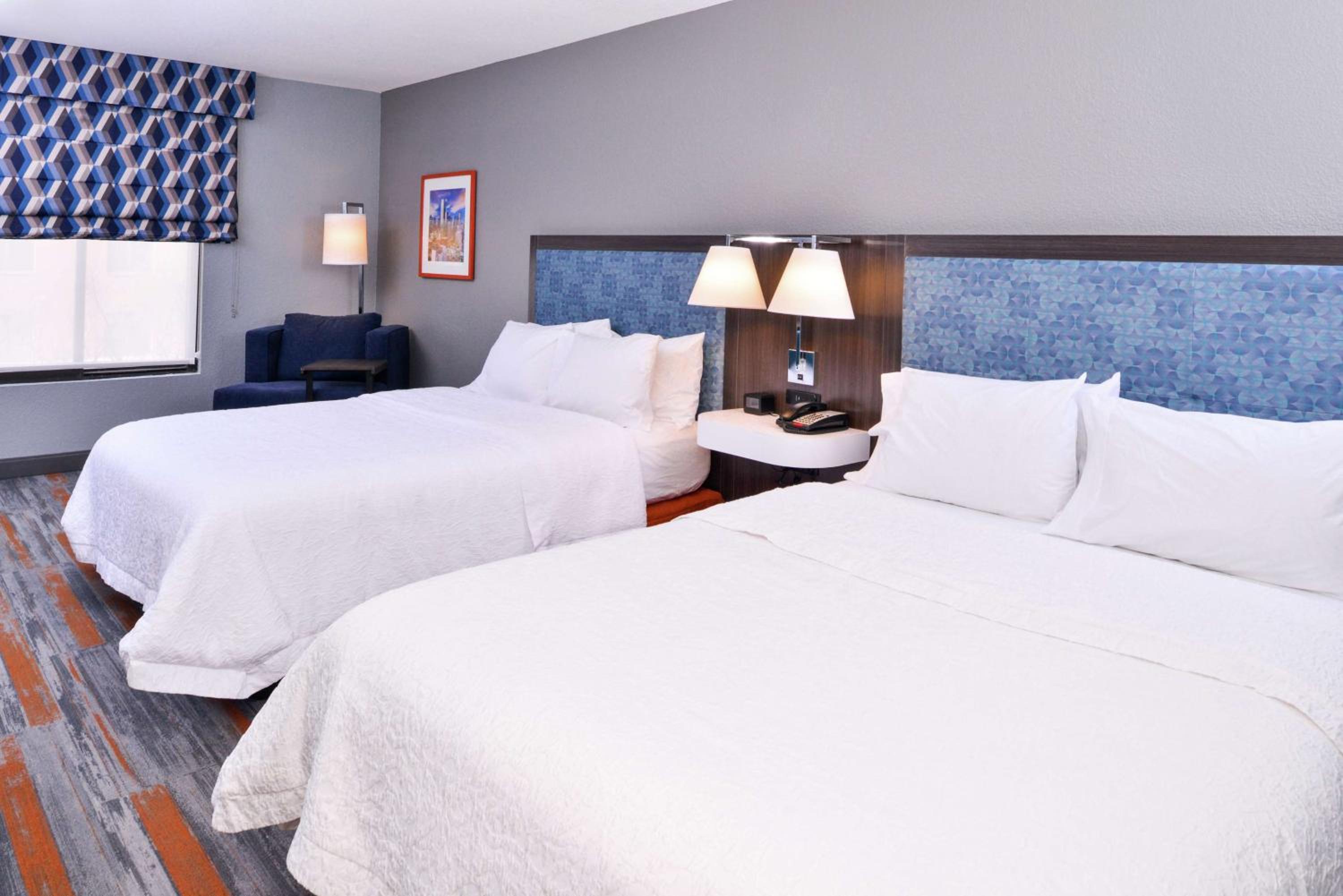 Room with Two Queen Beds - Non-Smoking - Photo 3