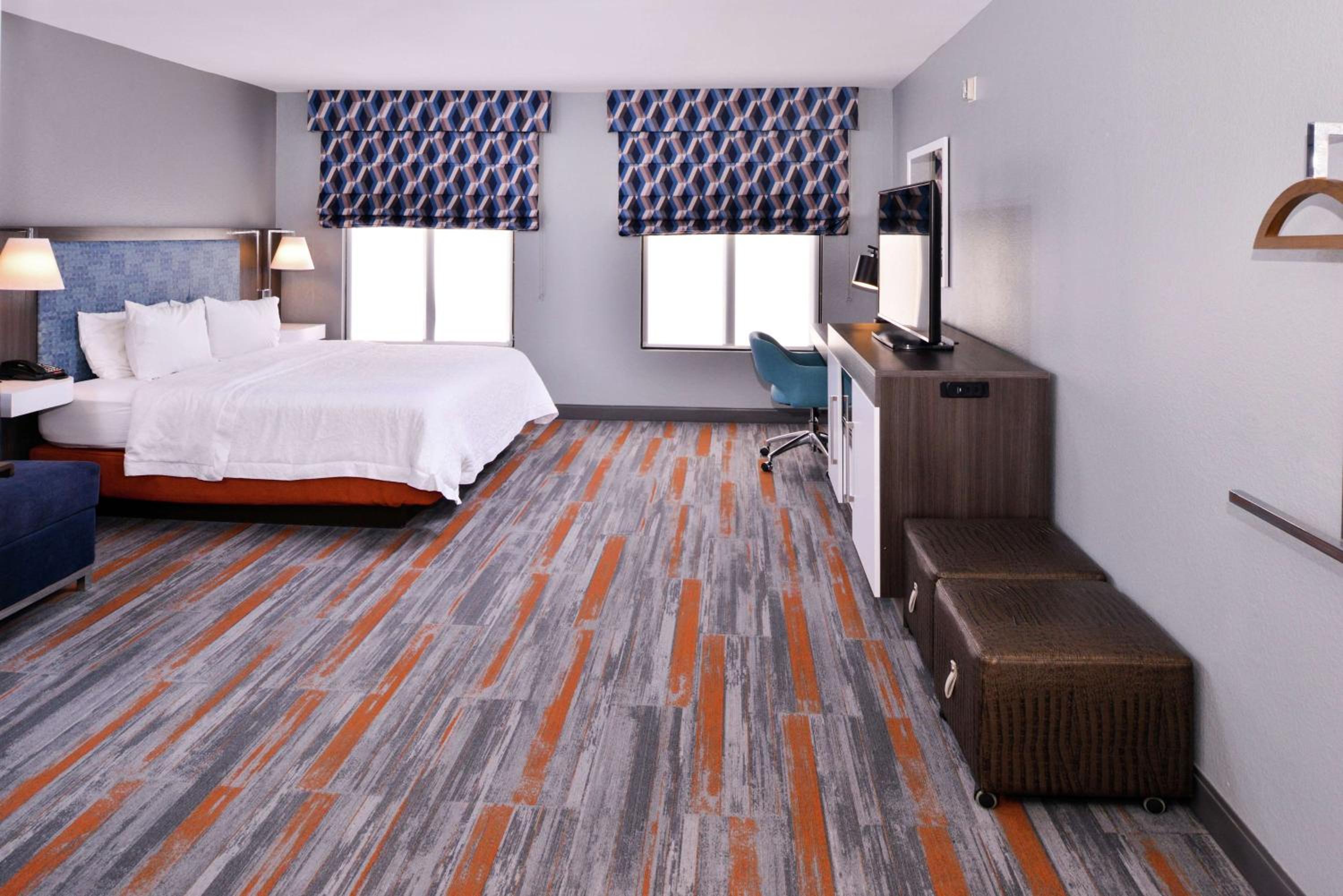 King Studio Suite with Sofa Bed - Hearing Access/Non-Smoking - Photo 2