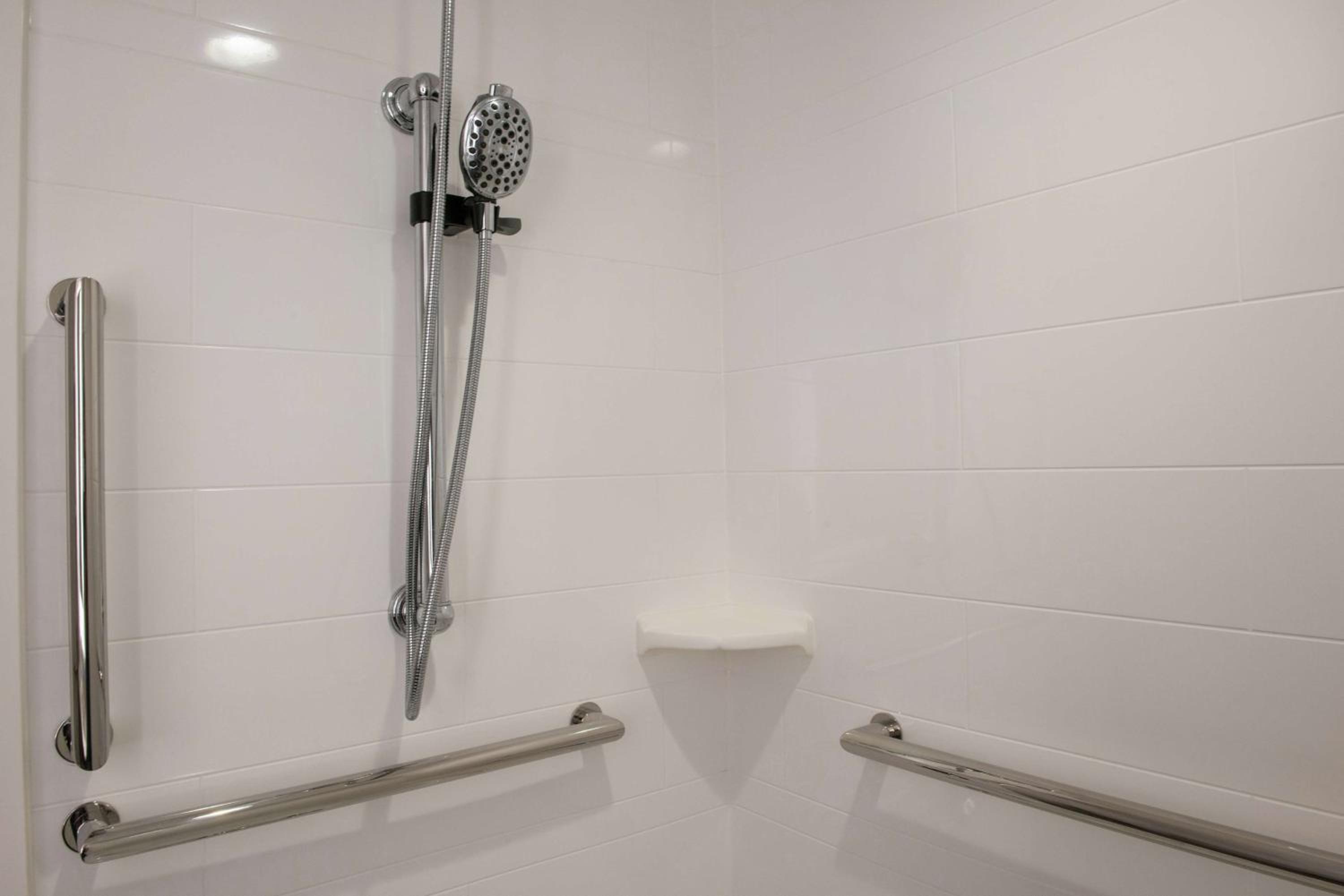 King Room with Accessible Tub - Mobility and Hearing Access/Non-Smoking - Photo 5
