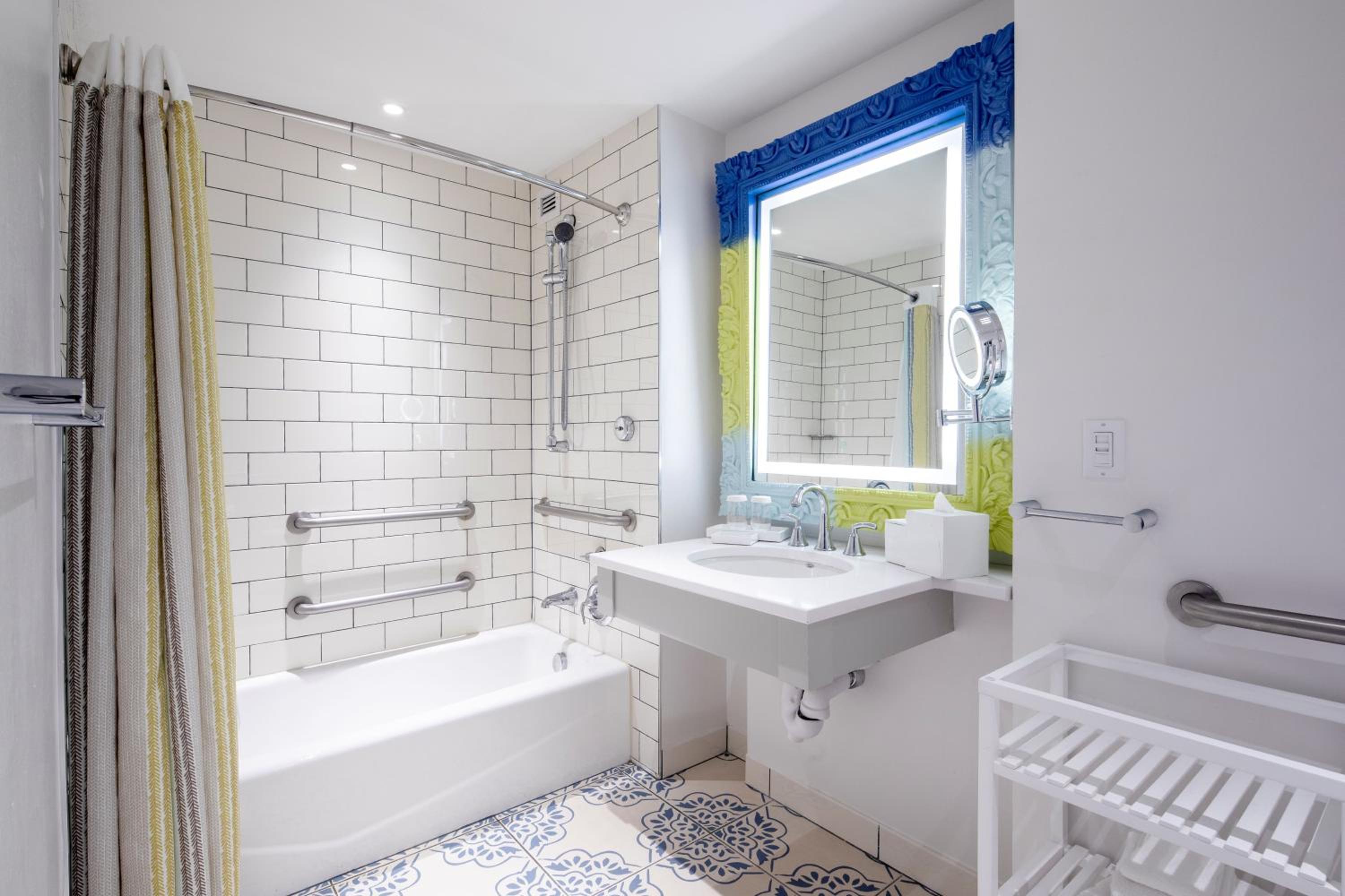 Mobility/Hearing Accessible Pool View 2 Queen Room, w/ADA tub (Includes Early Park Admission*)