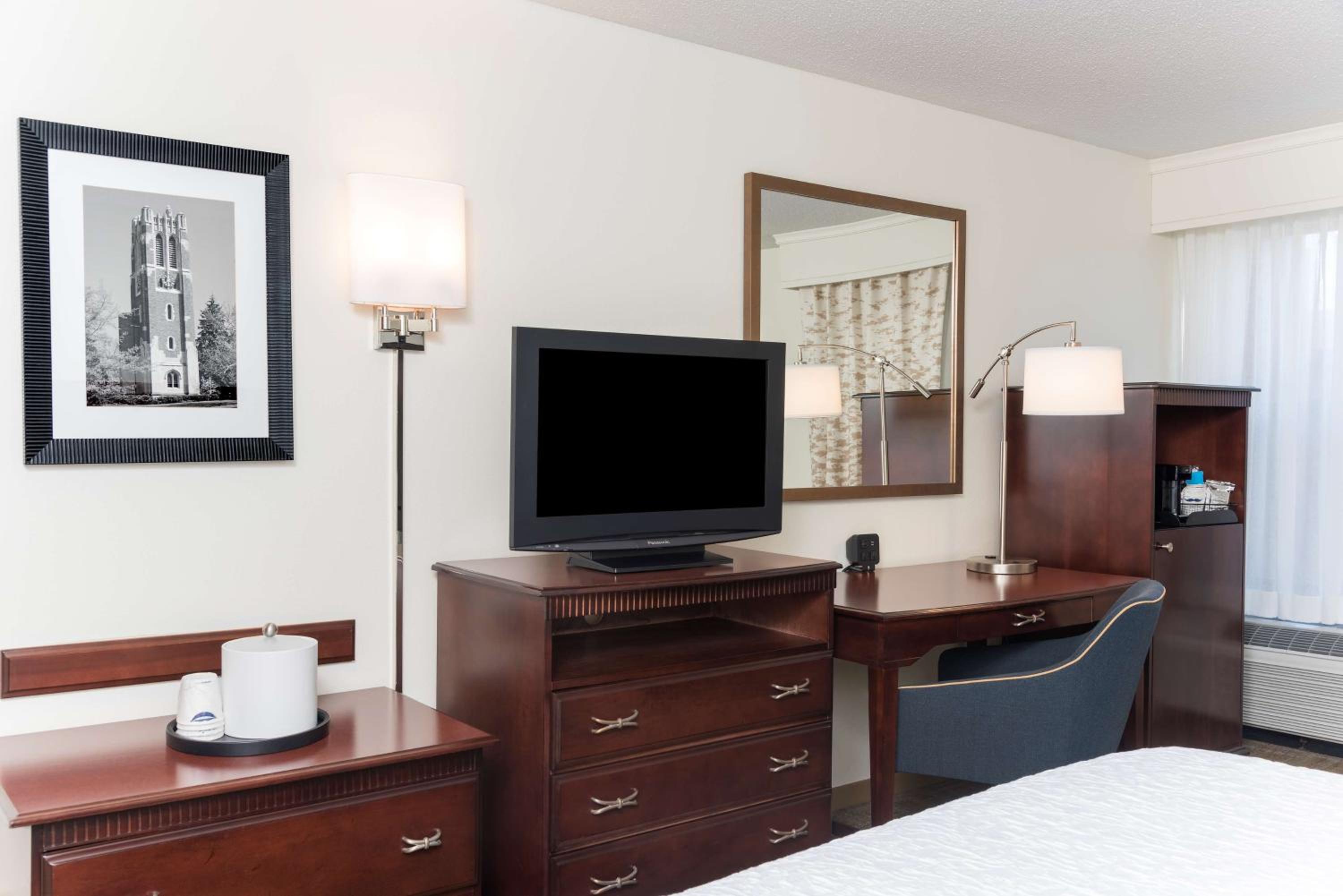 King Room with Sofa Bed - Photo 4