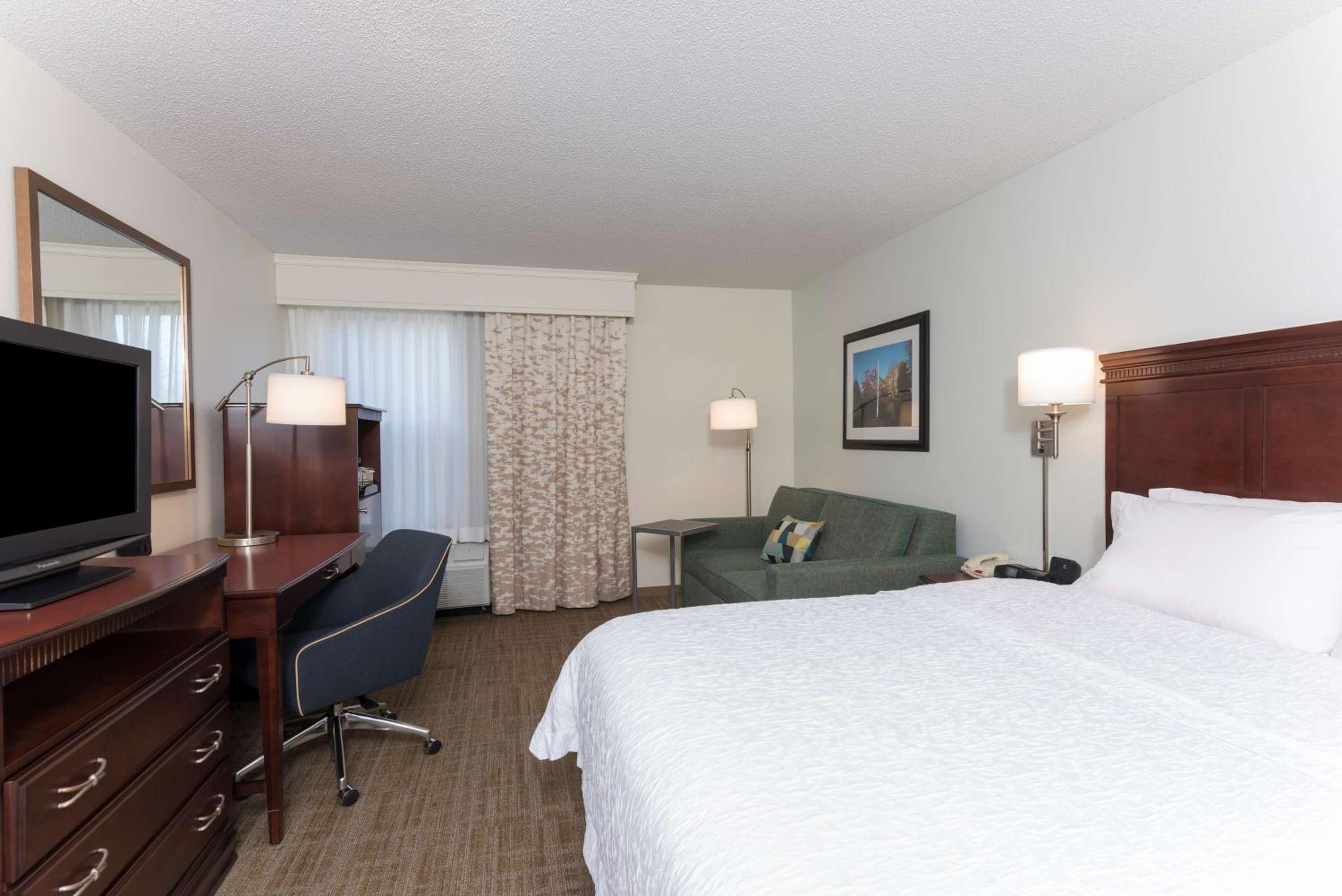 King Room with Sofa Bed - Photo 2