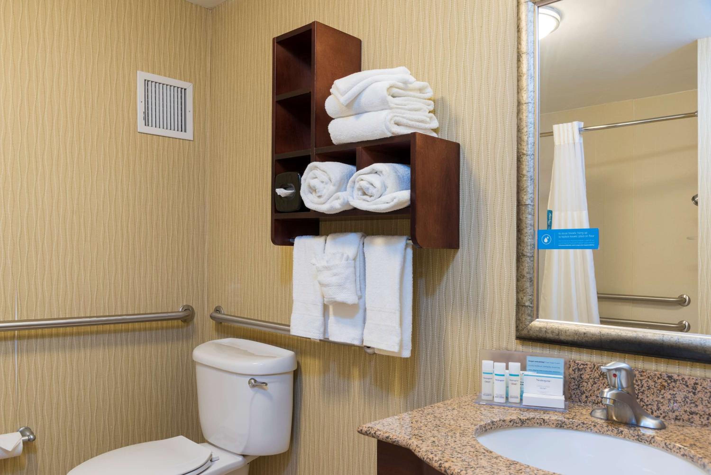 Queen Room with Bath Tub - Disability Access/Non-Smoking  - Photo 4