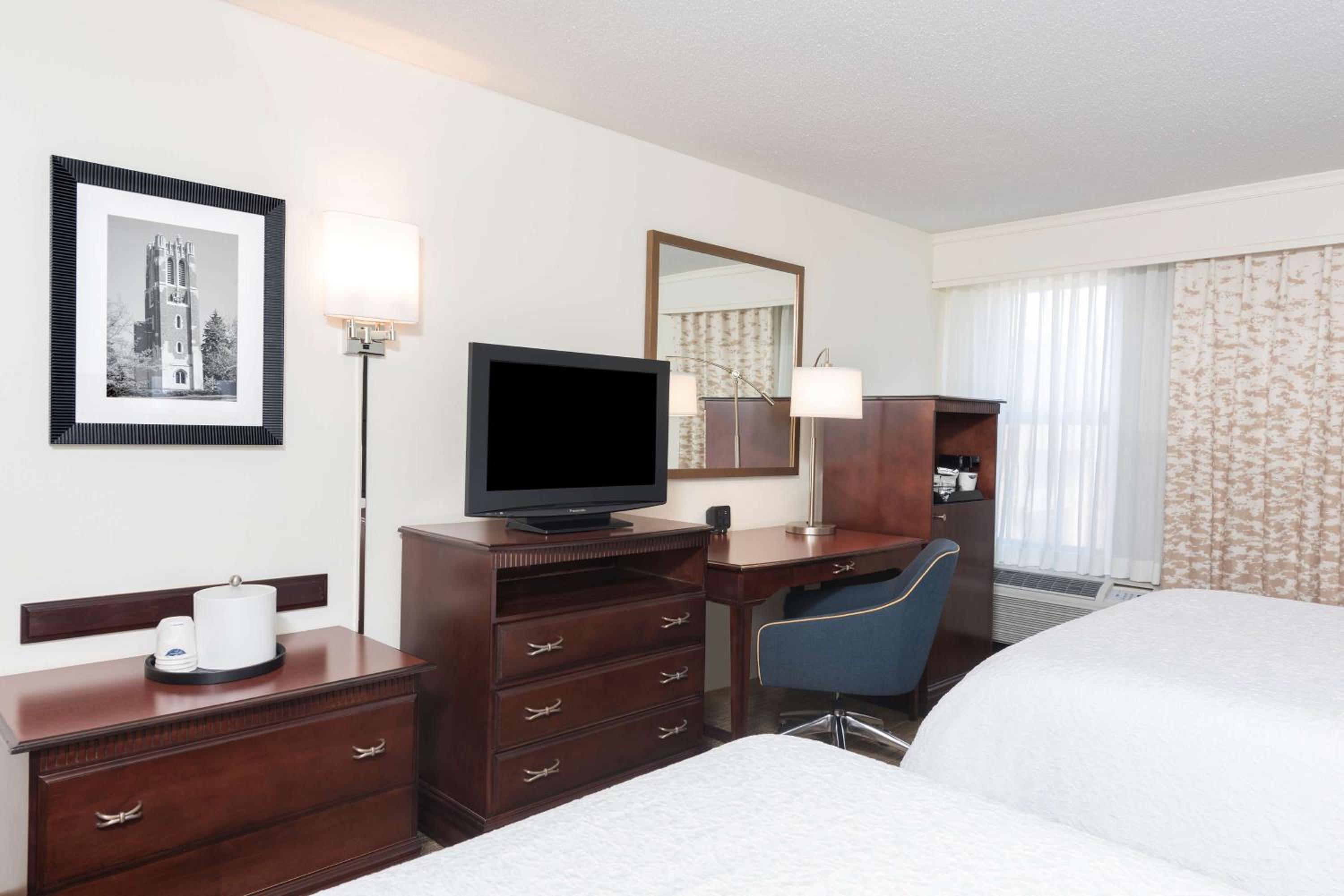 Queen Room with Two Queen Beds - Photo 3
