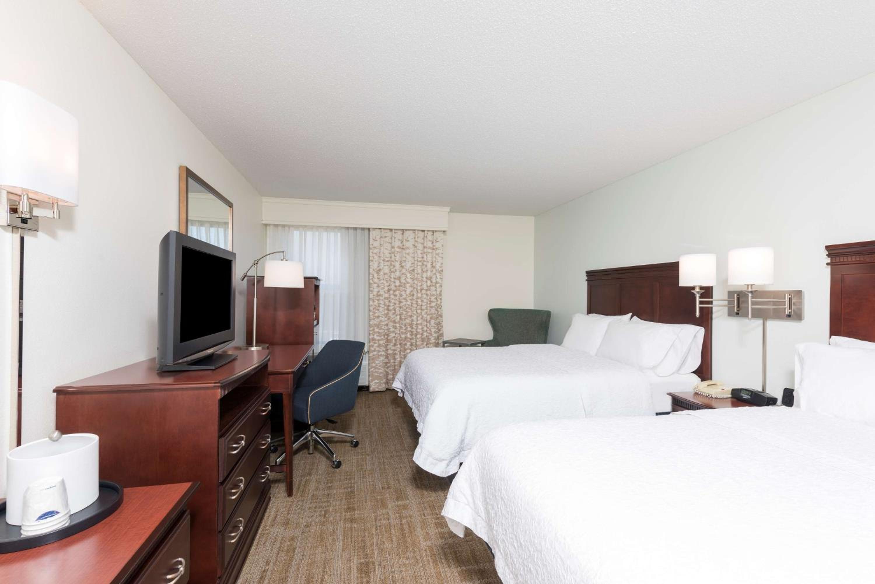 Queen Room with Two Queen Beds - Photo 4