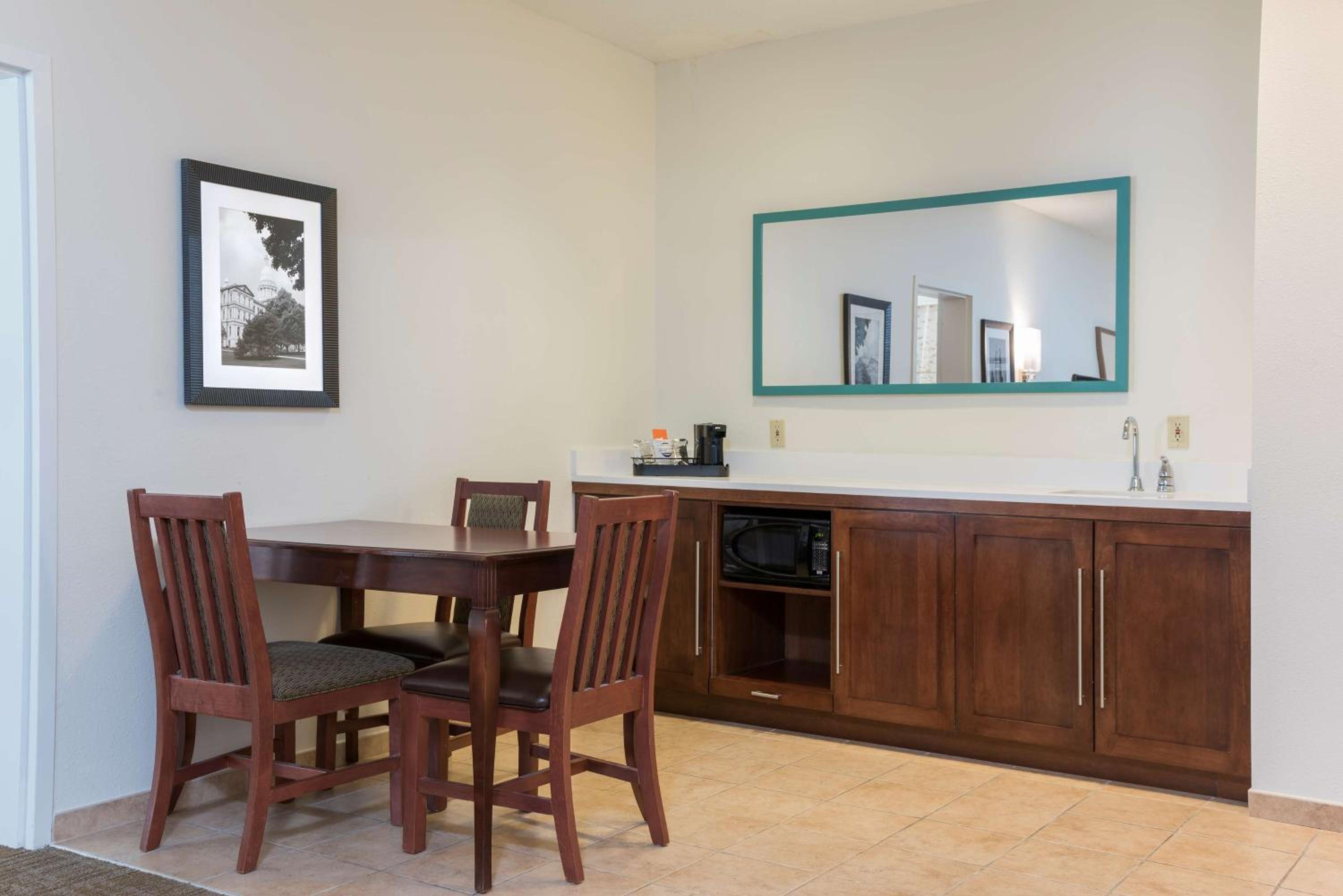 One-Bedroom King Suite - Non-Smoking - Photo 6