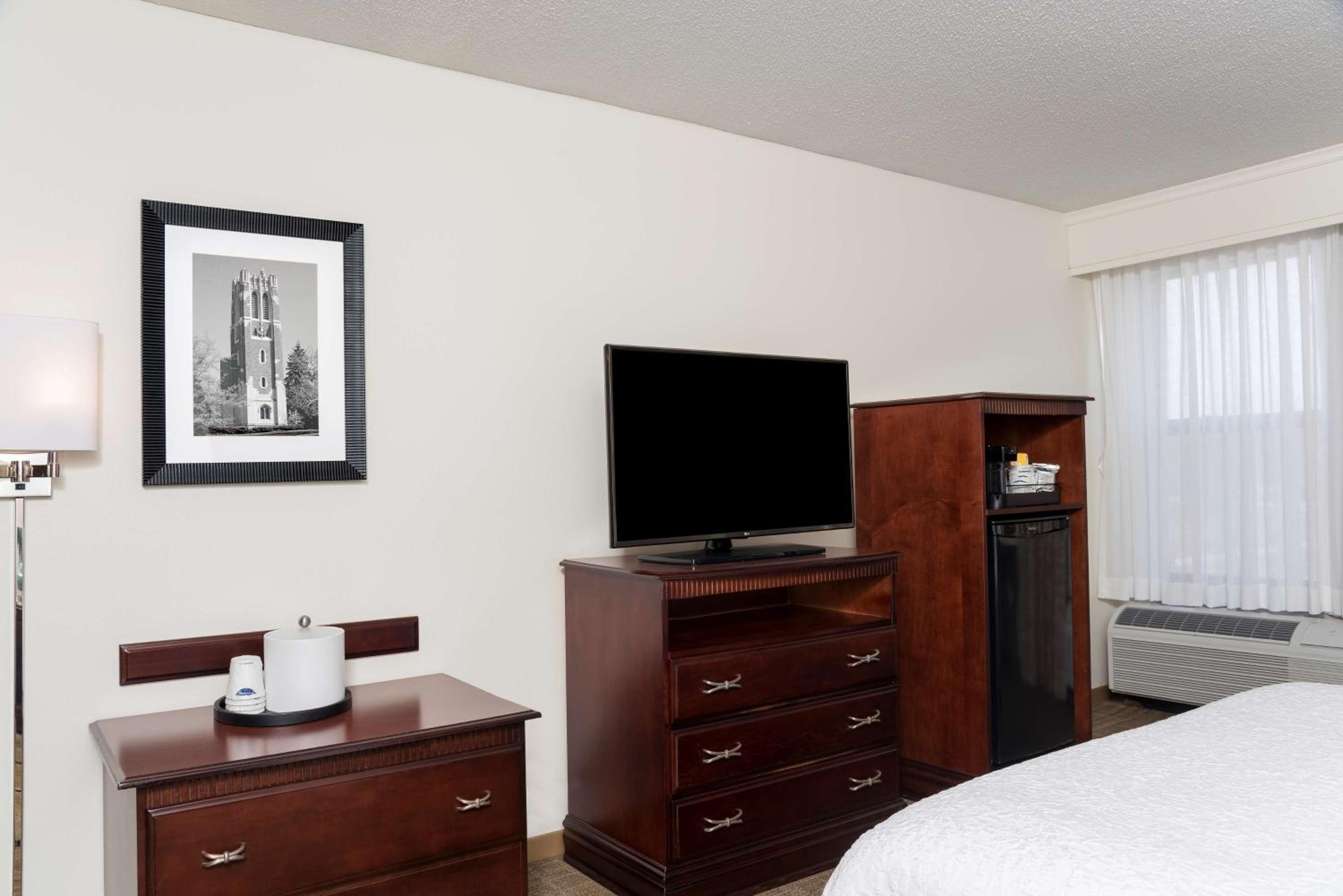 Queen Room with Bath Tub - Disability Access/Non-Smoking  - Photo 2