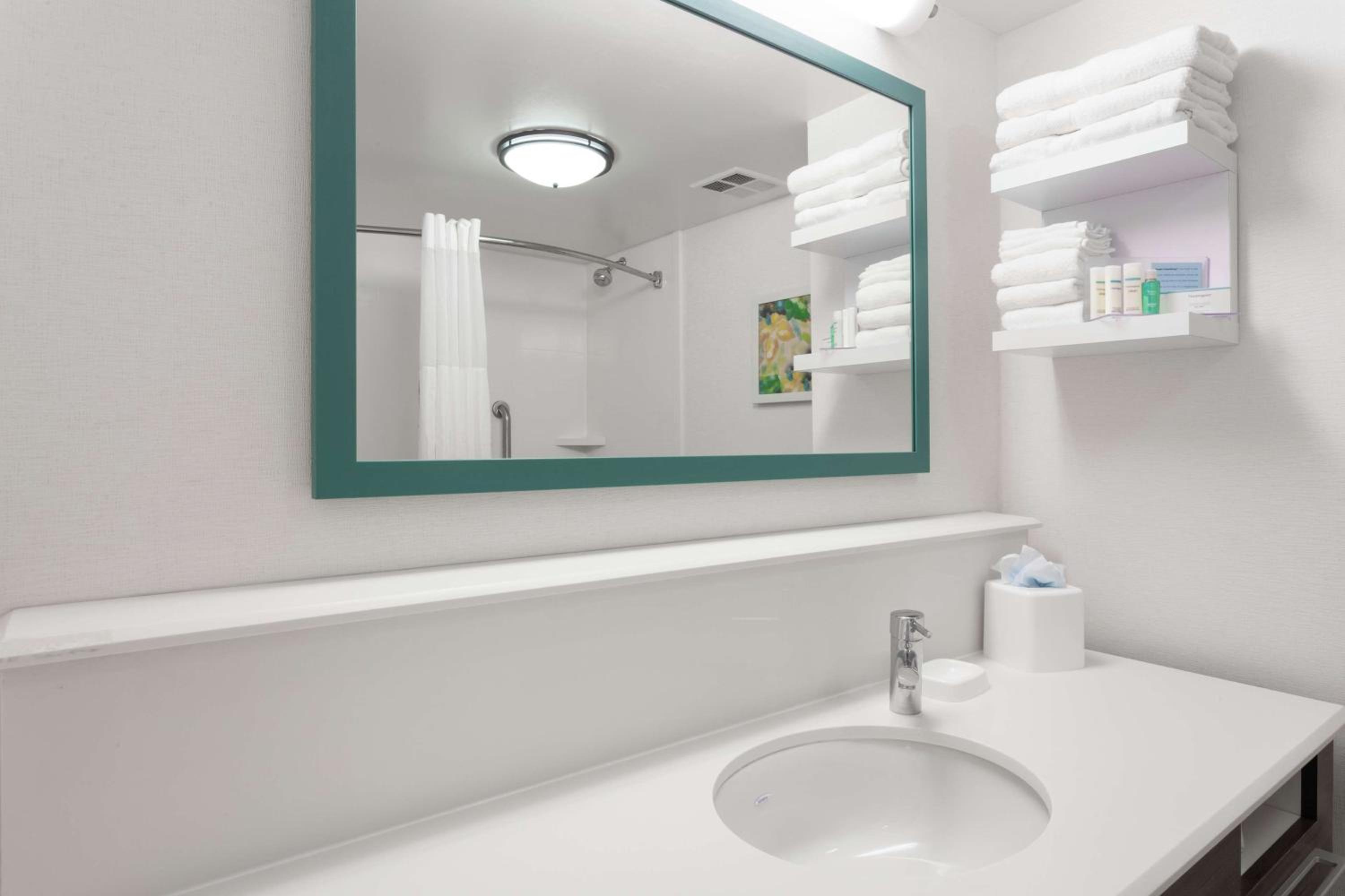 Queen Room with Two Queen Beds - Mobility/Hearing Accessible with Bathtub - Non-Smoking