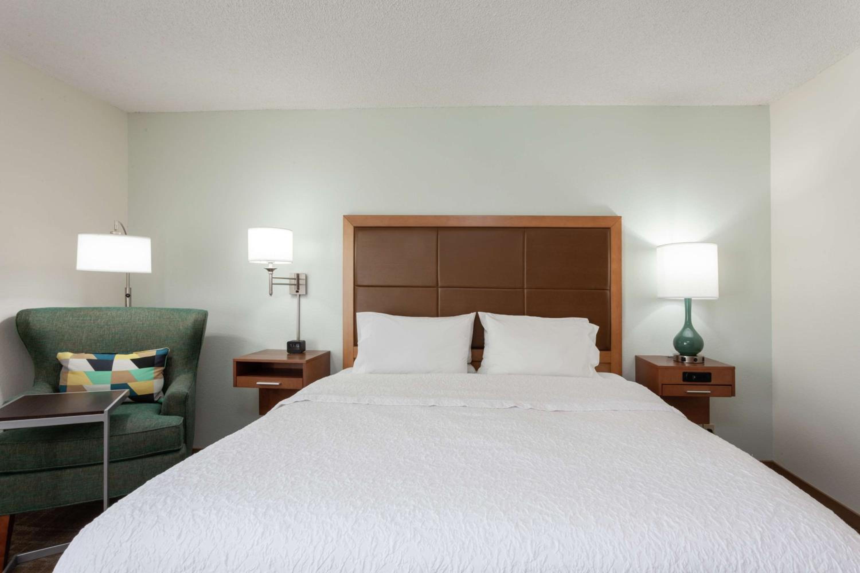 Queen Room with Two Queen Beds - Mobility/Hearing Accessible with Bathtub - Non-Smoking thumbnail 5
