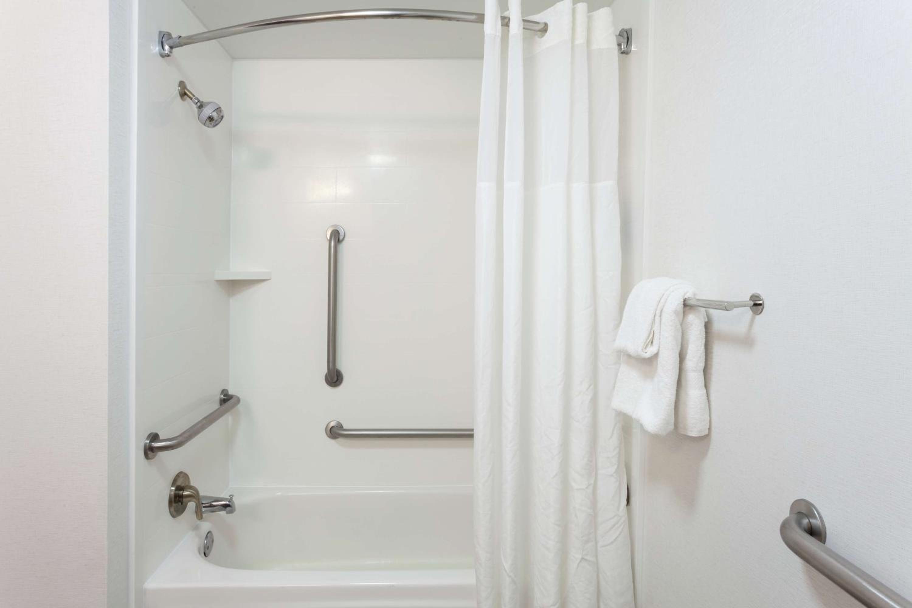 Queen Room with Two Queen Beds - Mobility/Hearing Accessible with Bathtub - Non-Smoking