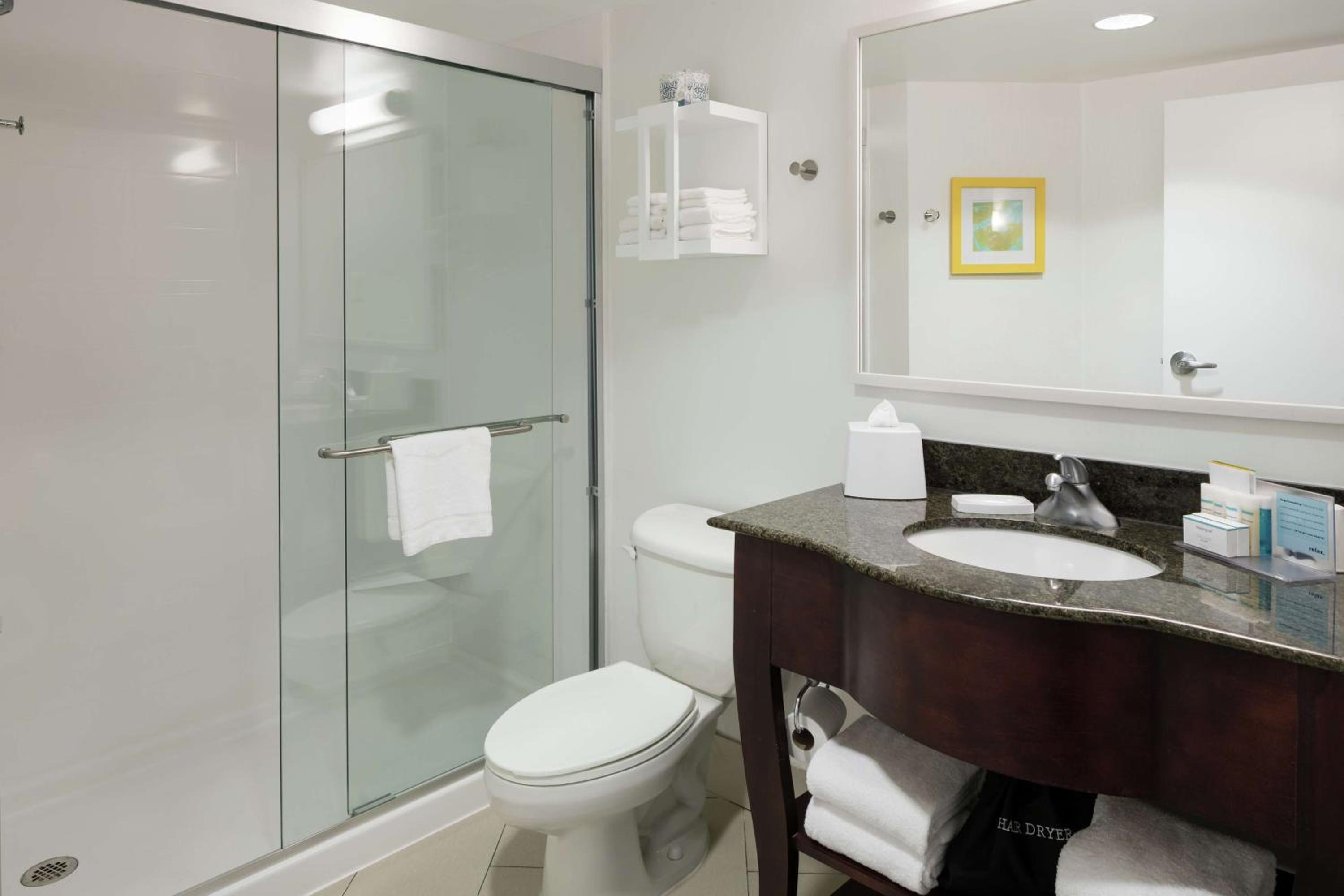 King Room with Balcony - Non-Smoking - Photo 3