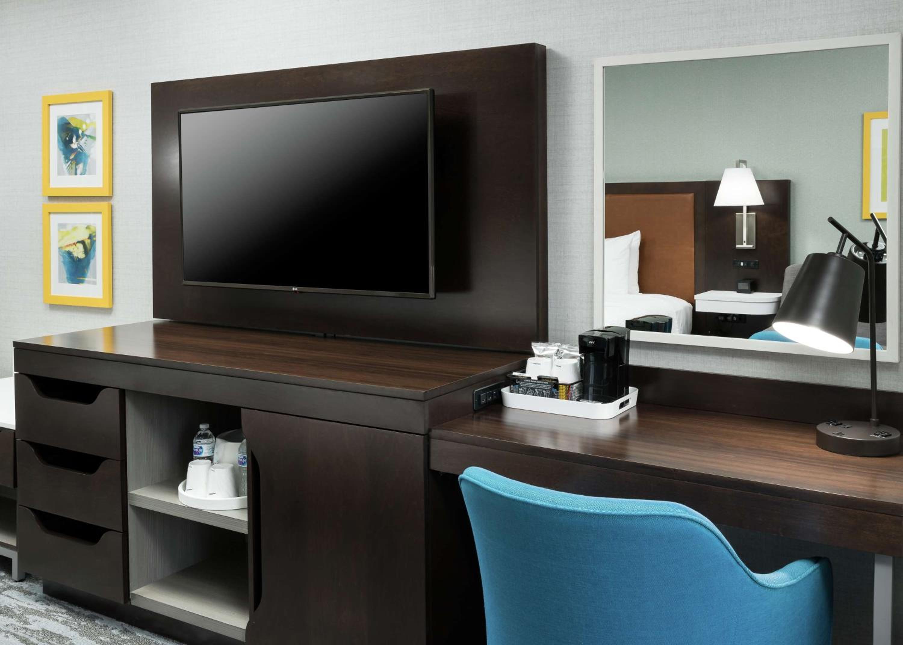 King Room with Sofa Bed - Photo 3