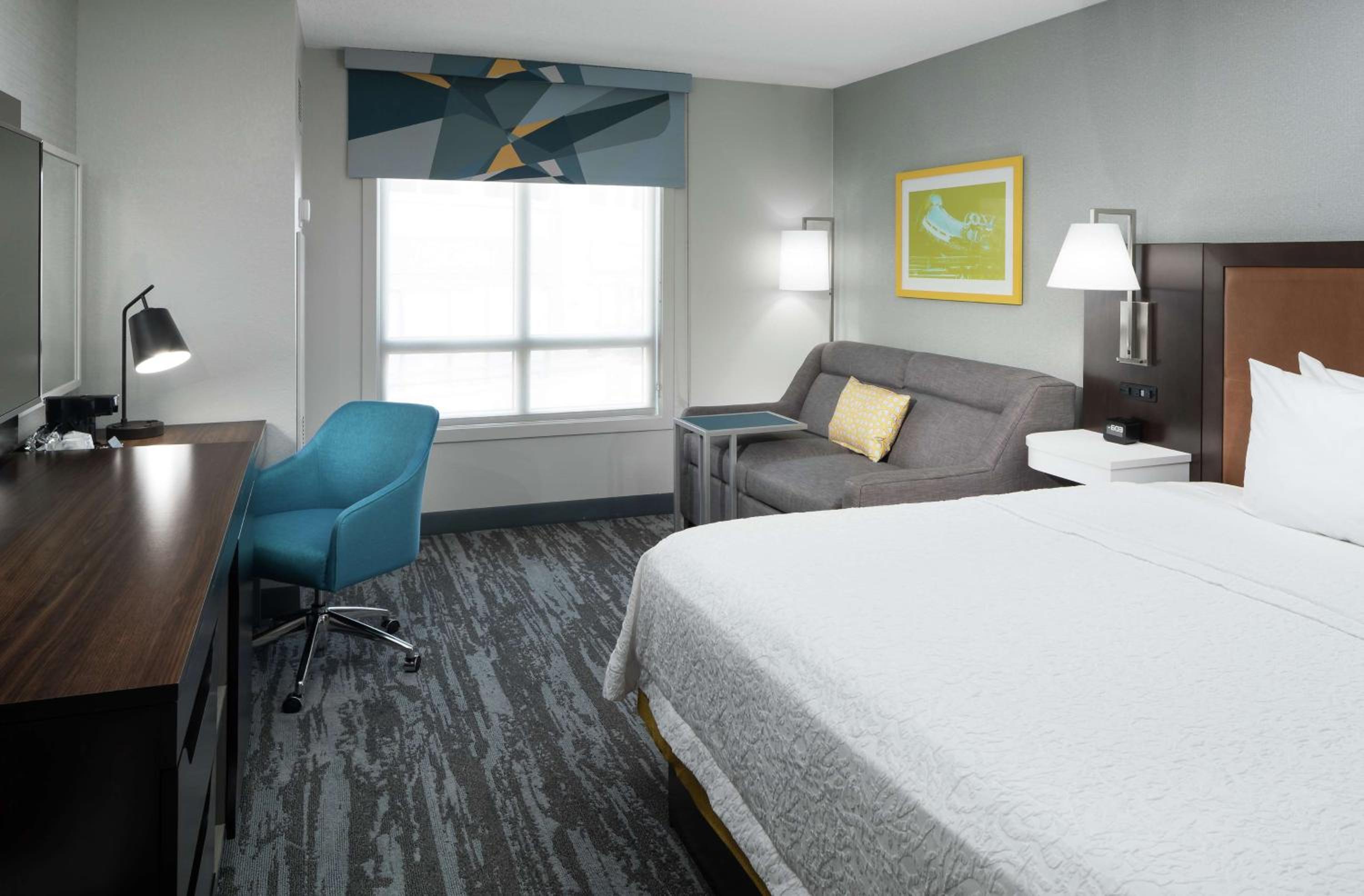 King Room with Sofa Bed - Photo 4