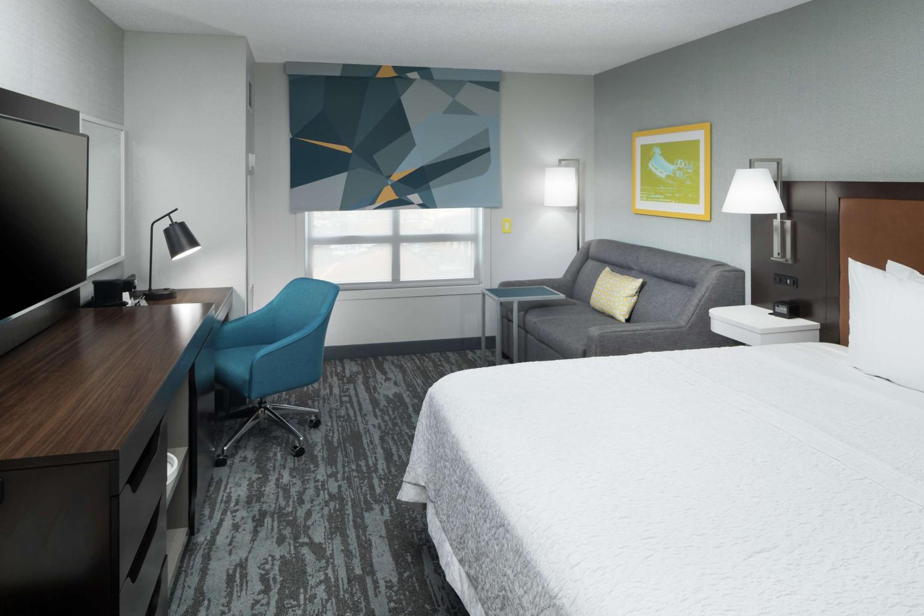 King Room with Sofa bed and Bath Tub - Disability Access - Photo 3