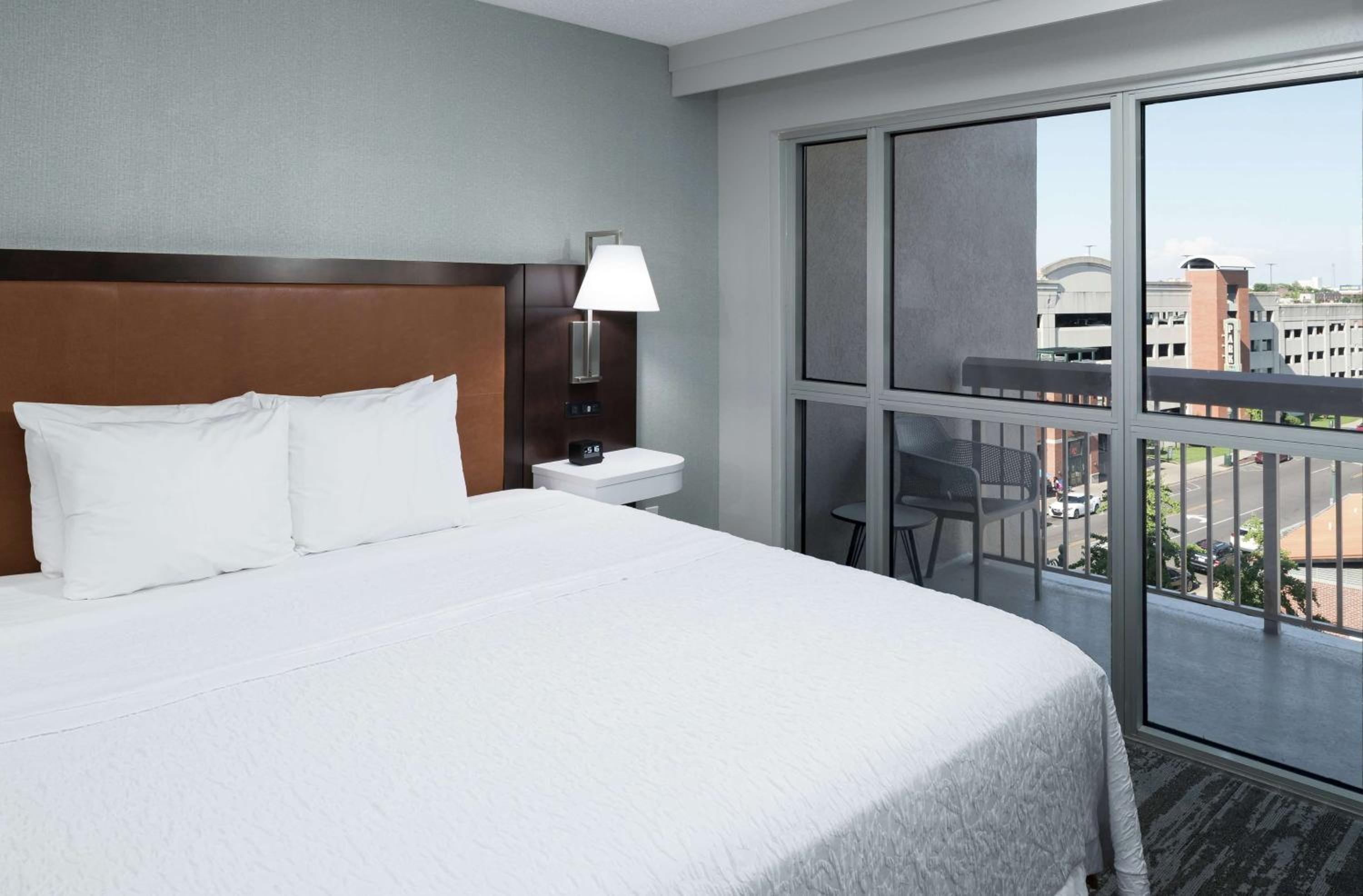 King Suite with Balcony - Non-Smoking - Photo 4