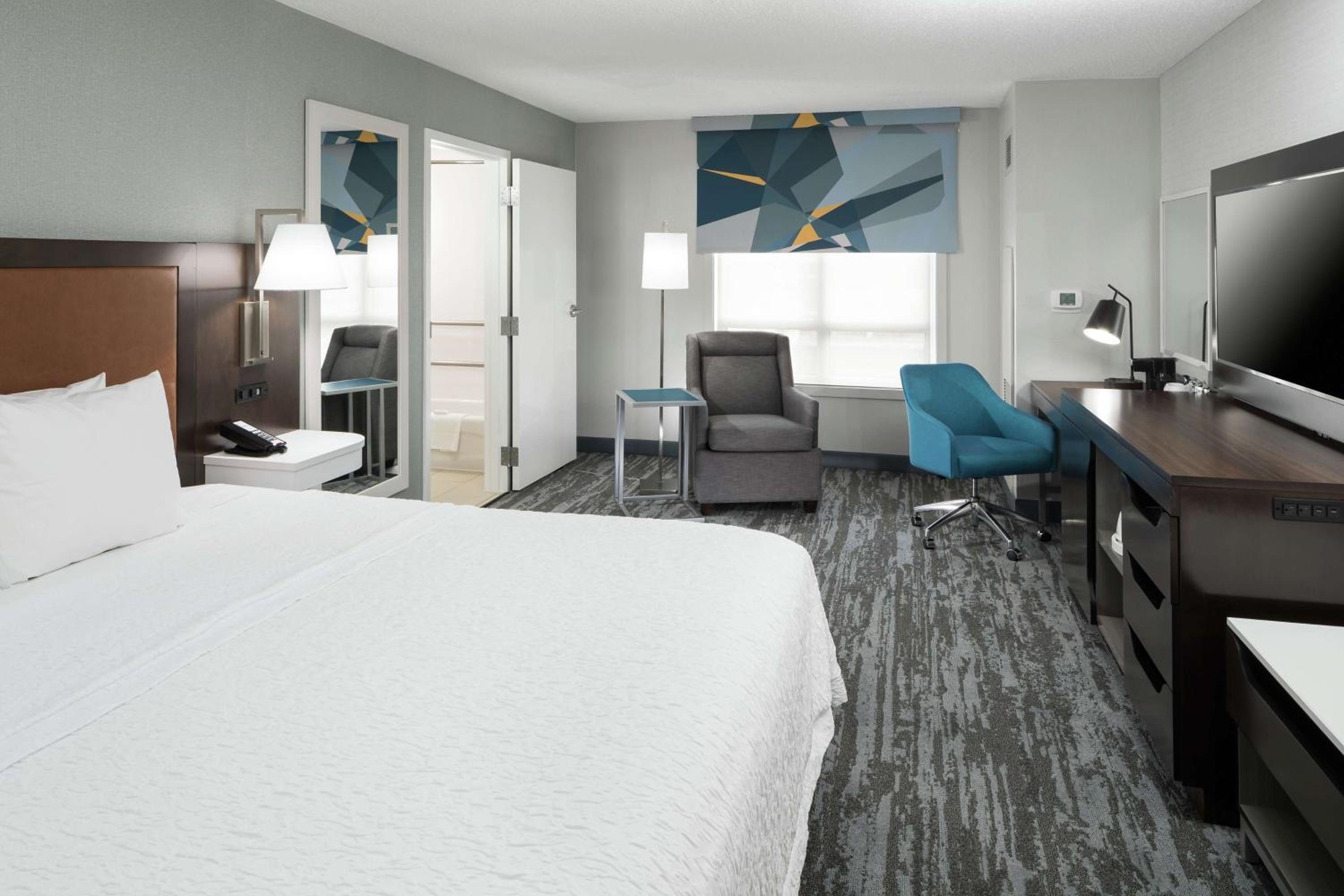 King Room Mobility/Hearing Accessible with Bathtub  - Photo 2