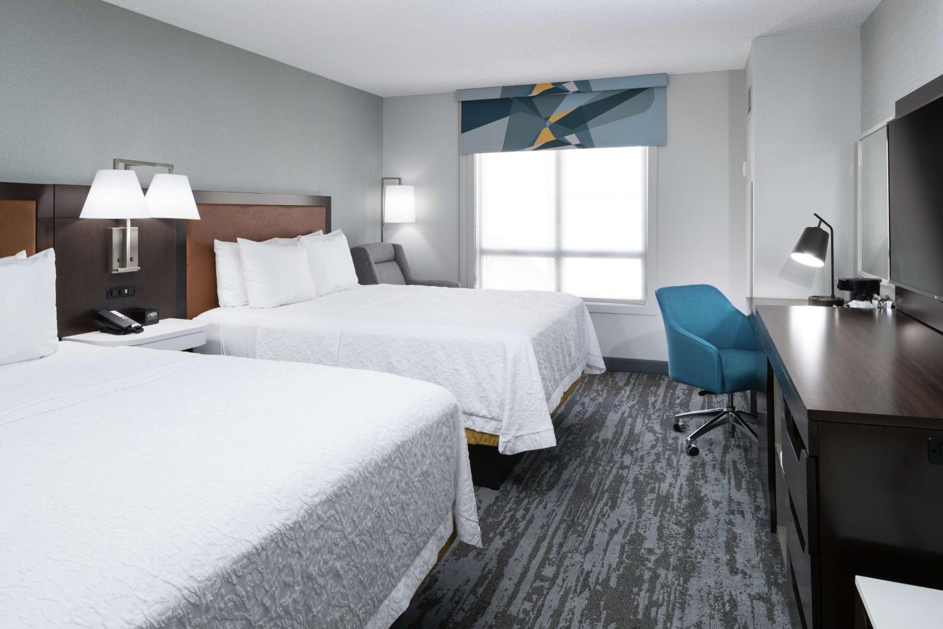 Room with Two Queen Beds - Non-Smoking - Photo 4