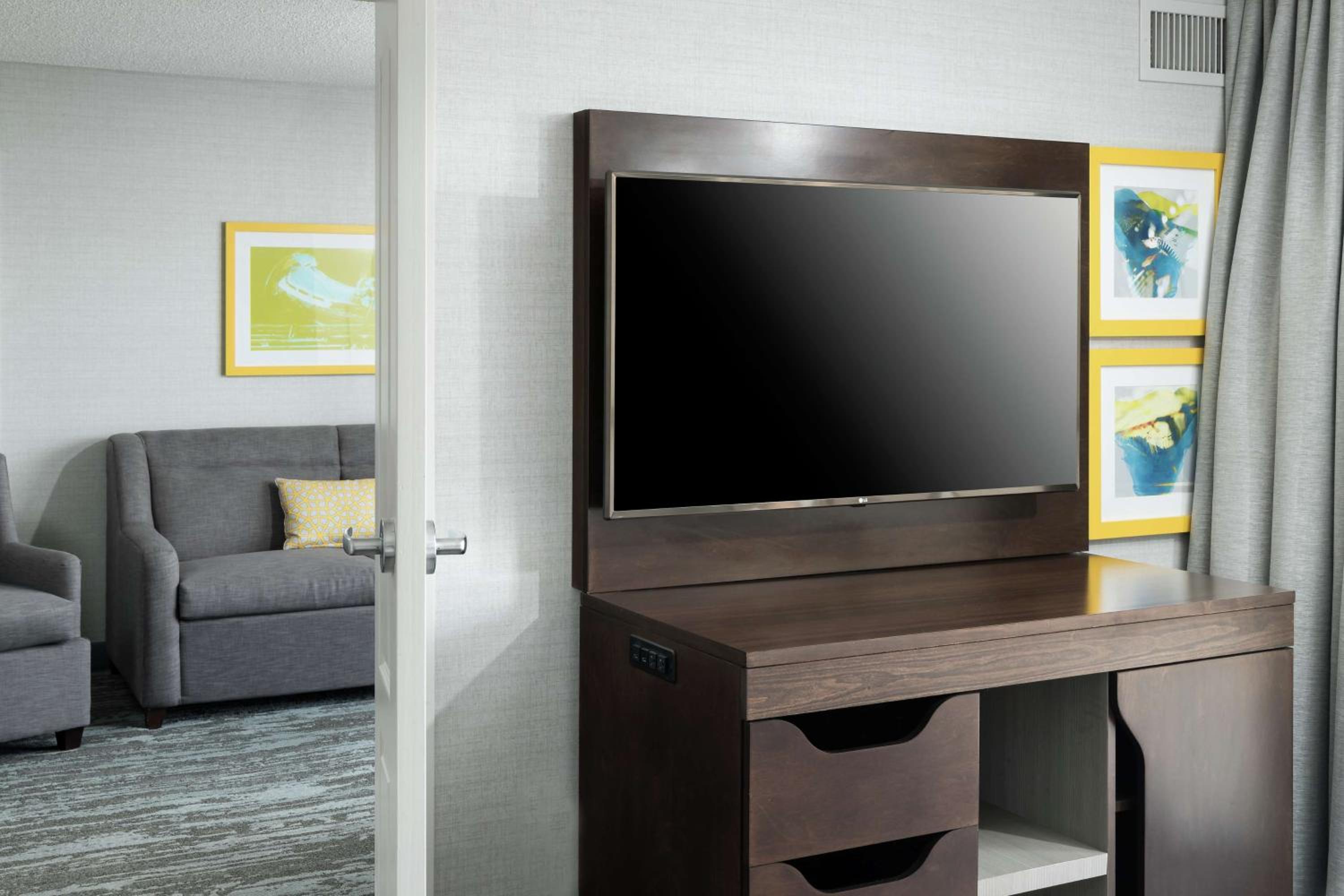 One Bedroom King Suite with Sofa Bed - Photo 4