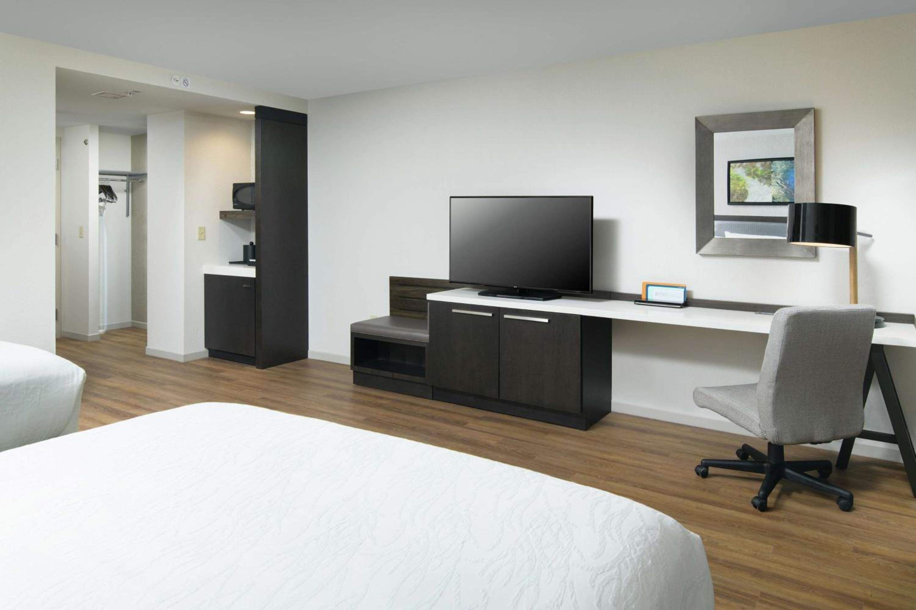 Deluxe Queen Room with Two Queen Beds - Photo 4
