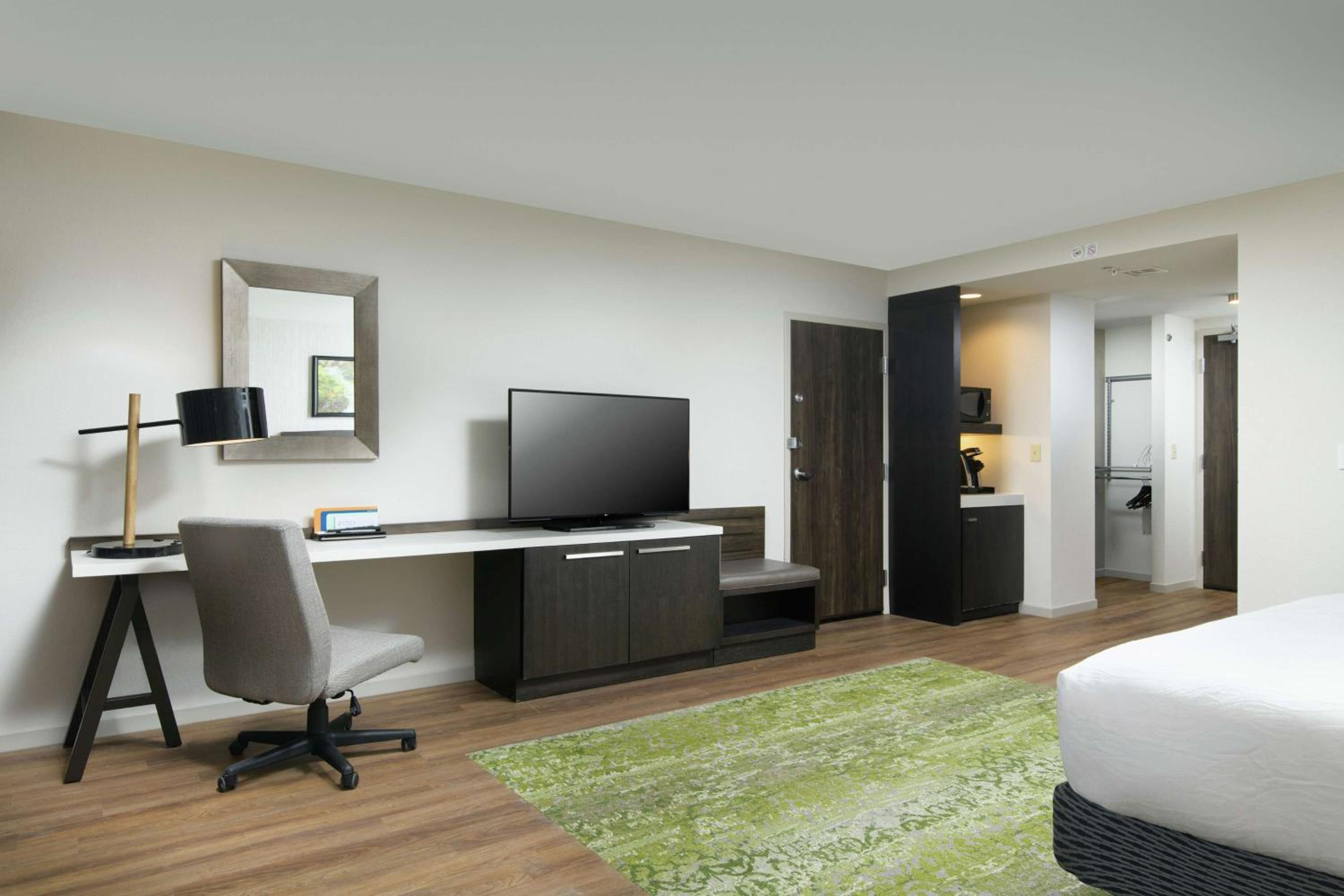 Deluxe King Room - Mobility Access - Photo 4