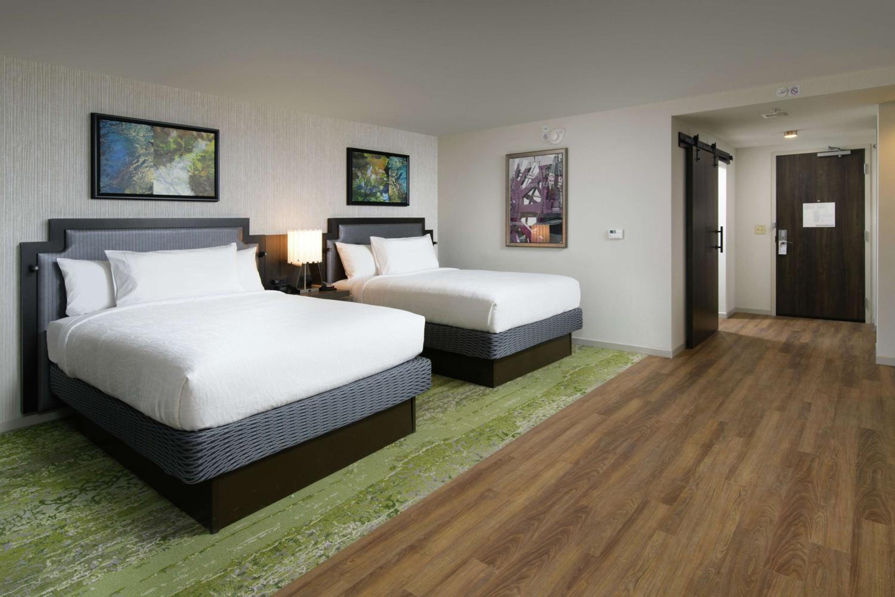 Deluxe Queen Room with Two Queen Beds - Photo 2
