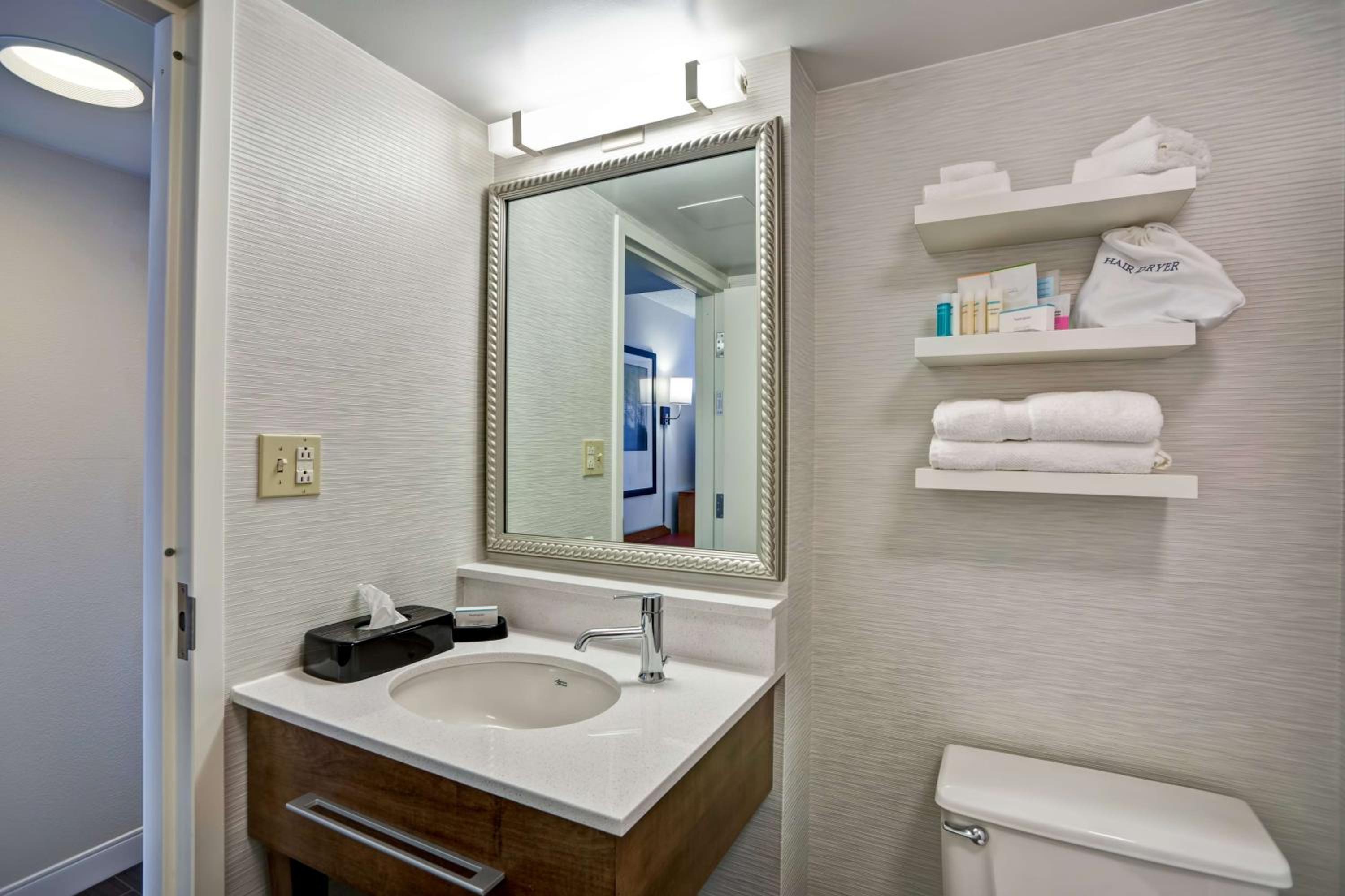 King Room - Hearing Accessible/Non-Smoking with mini-fridge & microwave - Photo 3