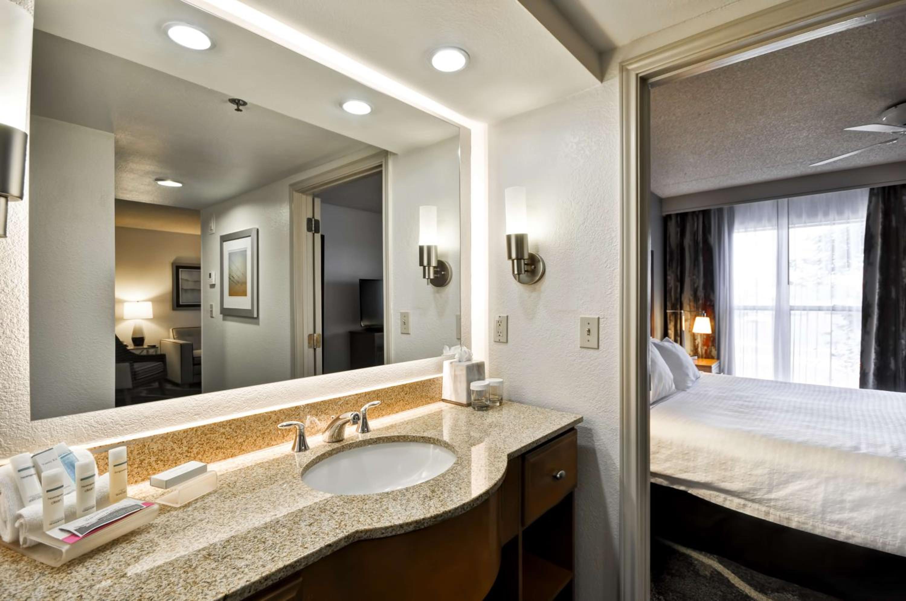 One-Bedroom King Suite - Non-Smoking - Photo 2